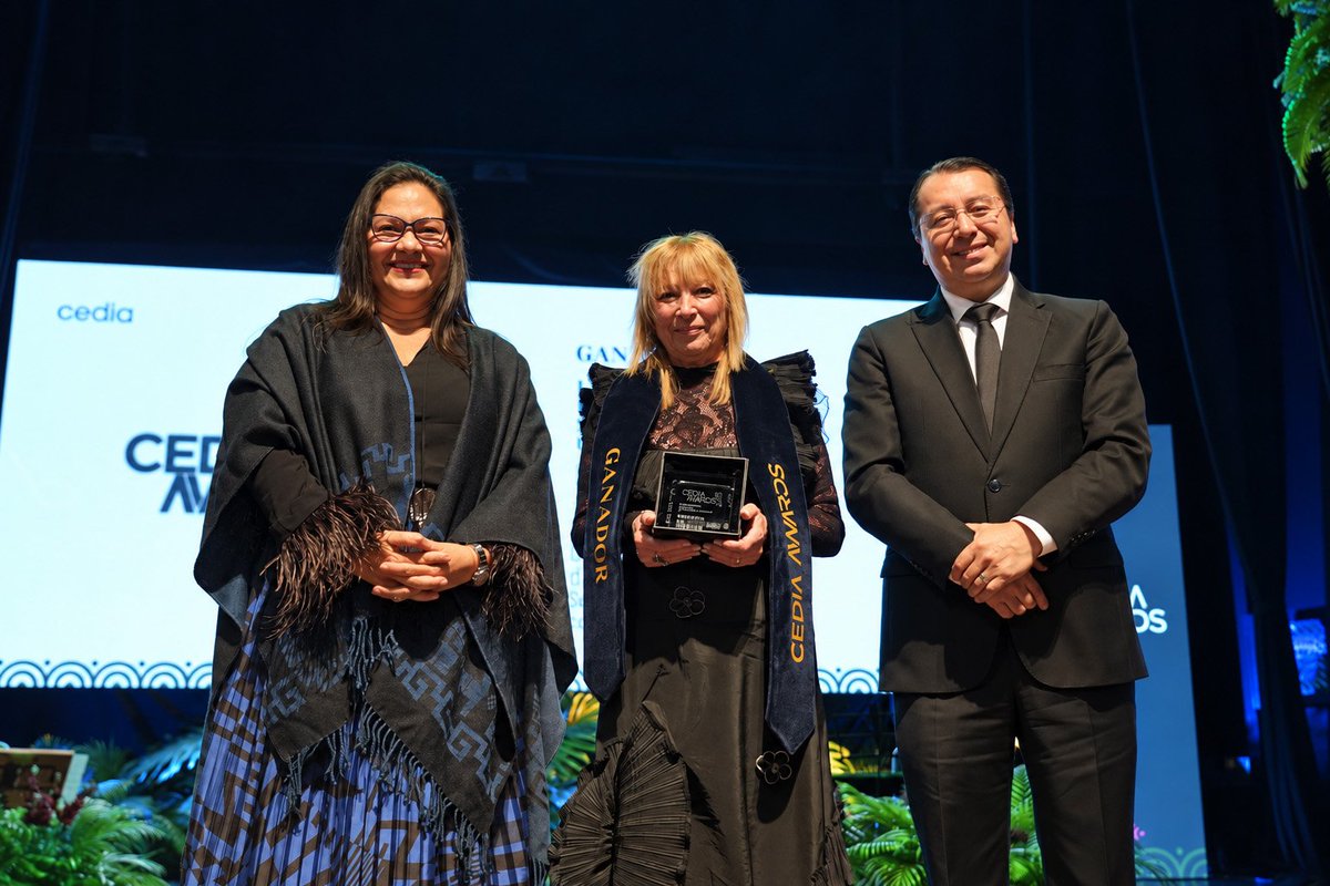 upsalesianaec's tweet photo. 🏅¡La Universidad Politécnica Salesiana fue reconocida en los CEDIA Awards!

En el marco de los Cedia Awards, ceremonia de premiación impulsada por CEDIA. La #UPS recibió un reconocimiento en la categoría Innovación con Identidad Territorial con ISOSPAM, proyecto que articula investigación, innovación y trabajo con comunidades pesqueras artesanales para fortalecer su cadena de valor y generar nuevas oportunidades de desarrollo local.

🌊 Desde la academia, la UPS aporta capacidades científicas, tecnológicas y de gestión que contribuyen a mejorar procesos de conservación, transformación, comercialización y articulación productiva, procurando que una mayor parte del valor generado permanezca en las propias comunidades.

🔬 Además, la UPS recibió una nominación en la categoría Impacto Científico, que reconoce proyectos de I+D+i destacados por su calidad científica, rigurosidad metodológica y contribución relevante al conocimiento.

👏 Estos resultados reflejan el trabajo de la comunidad universitaria en el fortalecimiento de una investigación pertinente, rigurosa y vinculada con las necesidades de la sociedad y los territorios.

#UPSEcuador #InvestigaciónUPS #InnovaciónUPS