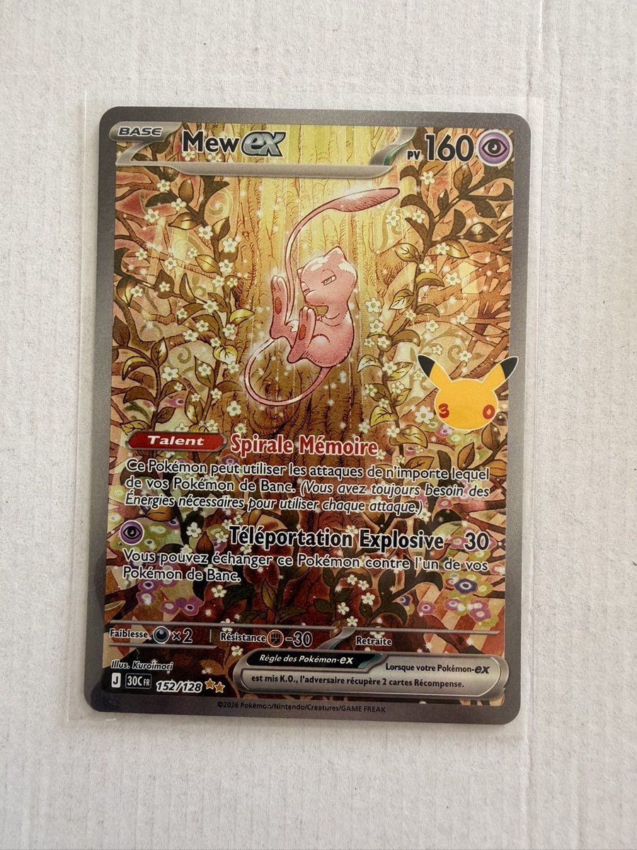 Yassinocarre's tweet photo. StoryTime Pokémon :

Je sors à 6h, j’attend à un Monoprix, 9h ils me disent "on a rien"
@Sassa94 me dépose à Créteil, je prend 2 coffret
5h plus tard je dépose 1 coffret au taff de ma femme (loin de ouf)

Le soir, elle ouvre le premier booster de sa vie : Elle a Mew +200€ 🎉 https://t.co/IdJLA2j5ZP
