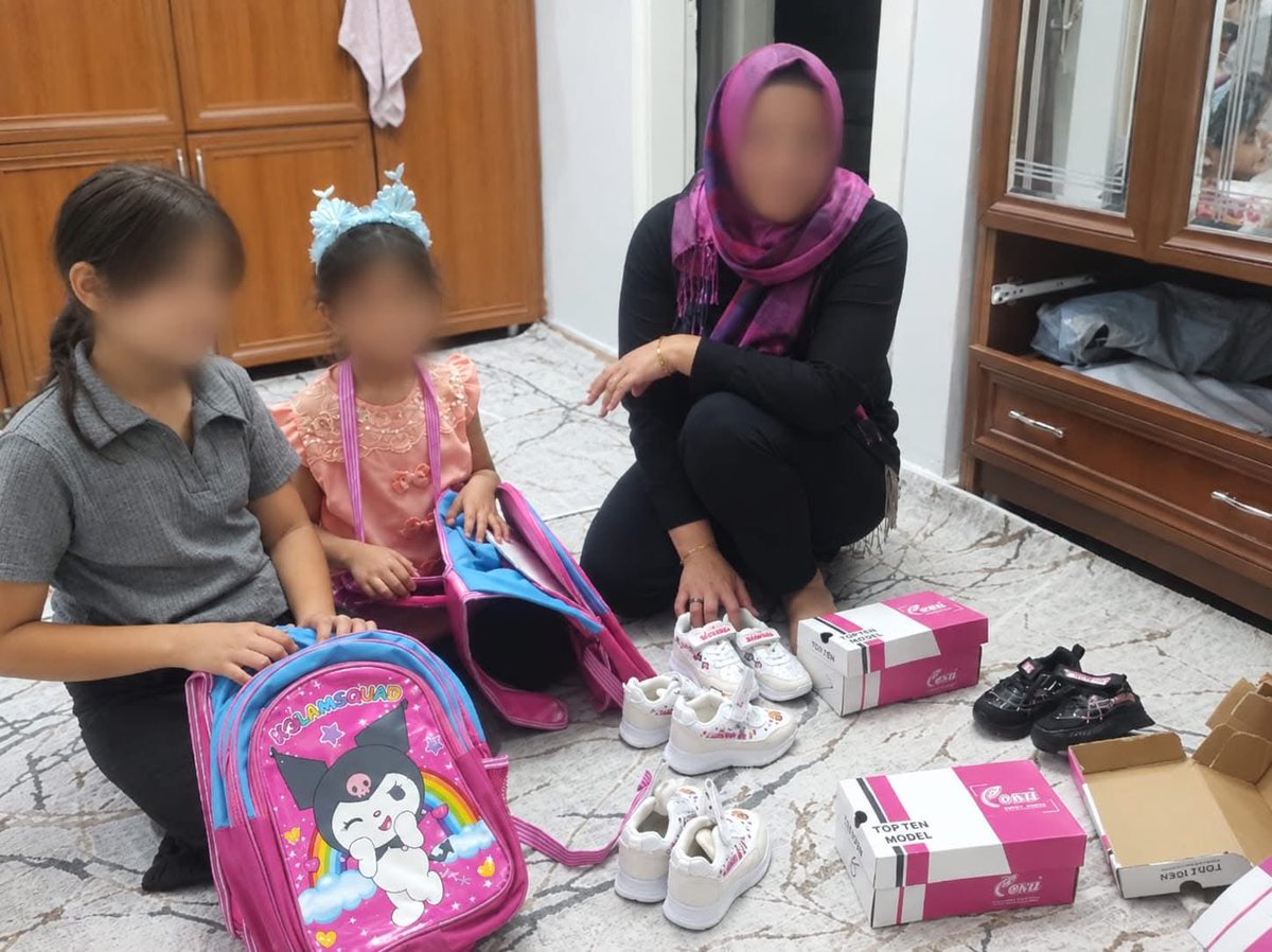 HsnozcoskunMHP's tweet photo. Aile, Kadın ve Sosyal Politikalardan Sorumlu İl Başkan Yardımcımız Sayın Banu Karagöl ve KAÇEP İl Başkanımız Sevinç Çiçek, ihtiyaç sahibi öğrencilerimize okul çantası ve ayakkabı desteğinde bulundu.

@dbdevletbahceli  @MHP_Bilgi https://t.co/pzKNSq1pB6