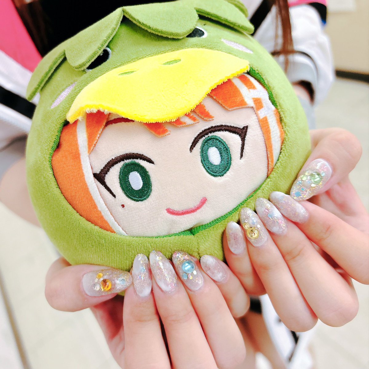 miya_minato1216's tweet photo. 今回のネイルは、「Private Glitter」に合わせてグリッターとラメでキラキラにしてみました✨

親指と薬指のストーンは岩手公演のメンバーカラーです🧡💙💛💚

 #学マス標ツアー_岩手公演 
 #セルフネイル https://t.co/5p4tM9oc5E