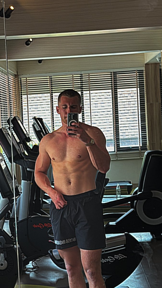cdottrading's tweet photo. @0xkhan_ used to be a lot bigger, this photo here is from early 2024 for example

but then have been focussing on running and boxing for ~2 years

going to run a lean bulk for 18-24 months again now and get back to being properly jacked

might share the journey on @cdottrading, undecided https://t.co/oQoCh5q99f
