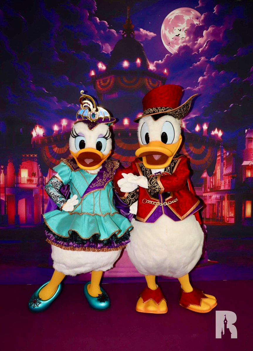 DLPReport's tweet photo. 🎃 Photos: first outing of the new Disneyland Paris Halloween costumes, today at a Cast Member preview! https://t.co/5DUByqMJ9l