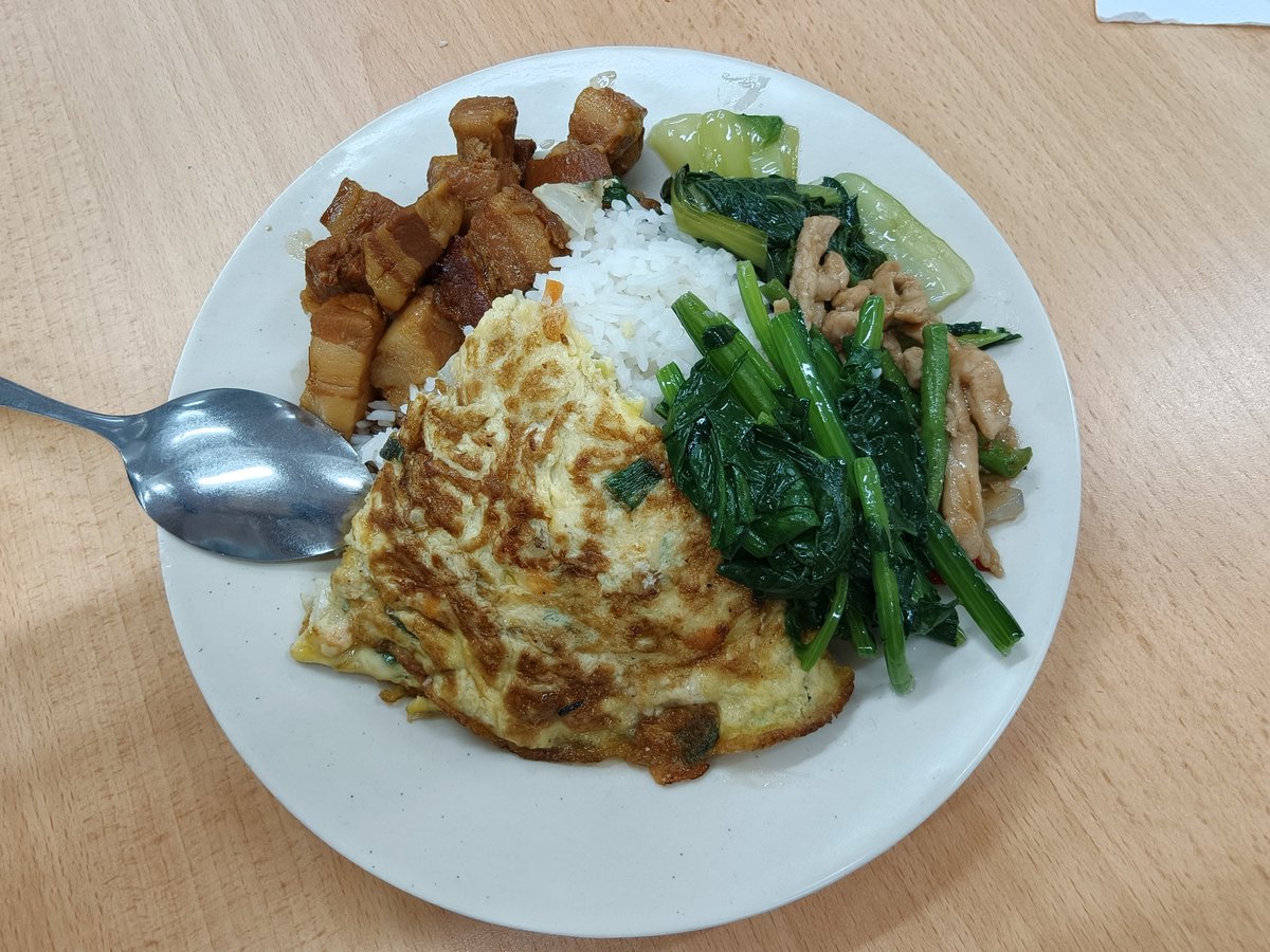 jinjin_sidefire's tweet photo. 今日のお昼はご飯の上に好きなおかずを好きなだけ自分で盛っていくスタイルの中華料理店へ😚今のところここの食事が優勝🏆️でも値段が店員さんのさじ加減で決まってる感じがしてよく分からんかったけど面白かった🤣晩ごはんのカレーもチャイも美味しくて大満足🍛7日目の出費は42.5myr💰️ https://t.co/8p8H8b4vlx