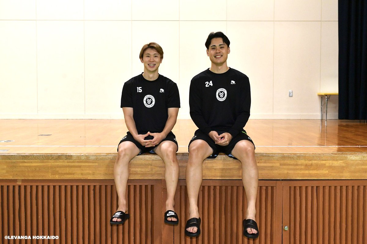 levangakousiki's tweet photo. 2023年の春に東海大学を卒業して以来、3年ぶりに同じチームでプレーする #島谷怜 選手と #松崎裕樹 選手。

キャプテンと副キャプテンとして臨んだ大学4年次のインカレで優勝し、日本一を掴み取った2人。

B.PREMIERの舞台で、再びチームメイトとして共に戦います。

信頼し合っていて、とても良い関係性で、2人だとこんな素敵な笑顔になる島谷選手＆松崎選手へ、全緑応援よろしくお願いいたします🌱🌱

#レバンガ北海道