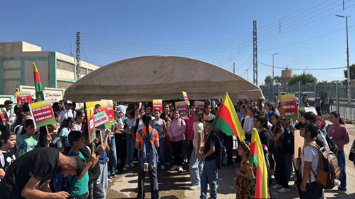 oi4kny's tweet photo. لليوم الثاني على التوالي، تستمر فعاليات خيمة اعتصام الطلاب وذويهم من اجل تثبيت اللغة #الكوردية في الدستور السوري في #رميلان https://t.co/T1PwEsIYwH