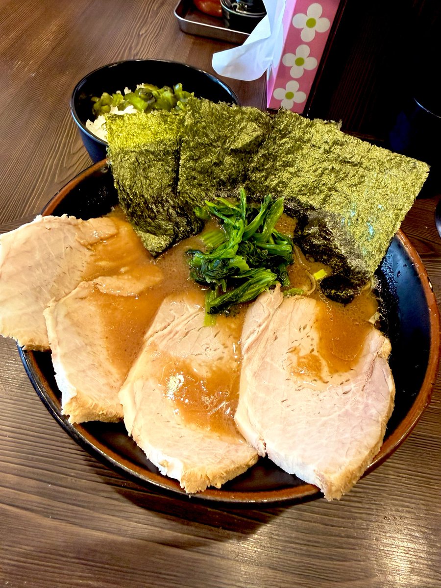 shioramenn's tweet photo. 武道家早稲田本店
チャーシューメン
早稲田に行く機会があったので
今日はちょいと浮気笑
丁寧に炊き込まれたスープが
旨し！😋
今のご時世で🍚無料なのは
企業努力されており
頭が下がる思いです。
大感謝🙌✨
@budoukahonten 
＠shige0805 
@menlove_ https://t.co/jK8tBkVCFn
