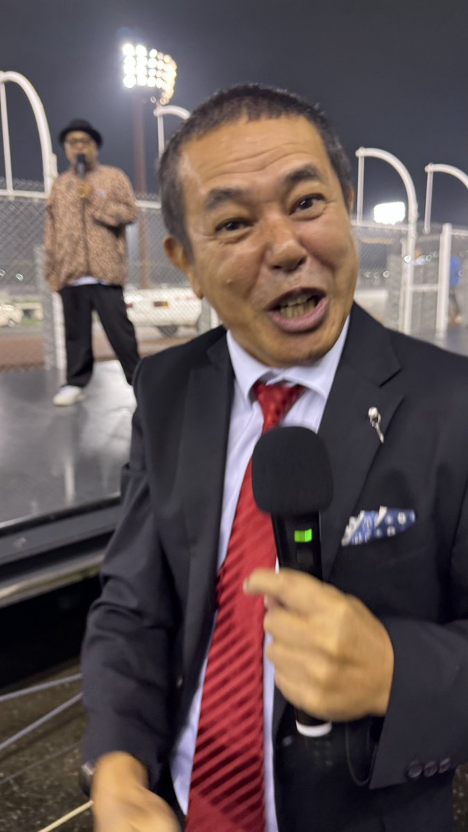 boasorte25's tweet photo. 9/23(水祝) 伊勢崎オートレース
特別ＧⅠ共同通信社杯プレミアムカップ
トークショー

バイク芸人　ノッチ （デンジャラス）
目の前での 全力 YES WE CAN！

※動画撮影NGだったので静止画コマ送りでご覧ください
最前列でトークショー待ってた甲斐があったわー😆
オバマ大統領 めっちゃ輝いてた✨笑 https://t.co/5WVJbxvcuX