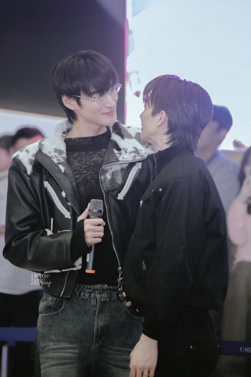 pleaxehavemerxy's tweet photo. ได้เวลารีวิว #BossTong 🍀💚🍡
ฉบับดูด้วยตาเนื้อ หลังไปเจอมา 3ครั้งถ้วน
ยาวหน่อย แต่อยากรีวิว จากที่คิดว่าแค่จะลองชิม ตอนนี้ปักหลักเพราะมวลของสองคนจริงๆ
───
🍀สังเกตเห็นตั้งแต่ครั้งแรกที่ไปเจอว่า เมื่อไหร่ที่เป็นพี่ตงน้ำเสียง วิธีพูด หรือการกระทำของบอสจะซอฟต์ลงเกินครึ่ง กลายเป็นพวกSoft spokenขึ้นมาทันที บอสไม่ตะโกน ไม่รีบ ไม่กระโชกโฮกฮาก จะค่อยๆพูดกับพี่ เวลาจะให้พี่เดินจะใช้วิธีแตะเอา ไม่ลากไม่ดึง ค่อนข้างเซอร์ไพรส์เพราะติดภาพจากในทวิตในไลฟ์นึกว่าจะเป็นพวกเล่นแรงๆ เอเนอร์จี้เยอะๆ แต่นิ่งและโตกว่าที่คิดมาก ในเน็ตอาจจะดูปากดี(ชม) แต่กับพี่เสียงอ่อนลงเกินครึ่งนี่เรื่องจริง

🍡 พี่ตงเป็นคนอ่อนไหวง่ายพอเป็นเรื่องแฟนคลับจะร้องไห้ง่ายมาก พี่เป็นคนช้าๆหน่อย ไม่ทันมุกเท่าไหร่ อธิบายเห็นภาพคือเหมือนแมวขี้เซาตัวขาวๆ ใครจับวางแหมะตรงไหนก็จะจุ้มปุ้กอยู่ตรงนั้น แต่ก็ดูพยายามจะเพิ่มเอเนอร์จี้ให้ทันน้องนะ อาจจะด้วยคิดว่าตัวเองเป็นพี่เลยต้องคอยซัพพอร์ตน้อง แต่อีกมุมก็ดูแล้วรู้สึกว่าเค้าแน่ใจว่าบอสจะคอยอยู่ข้างๆ แบบCan always rely on ได้เสมอเลย

💚 สองคนติดPhysical touch มากกกๆๆๆ เดี๋ยวจับ เดี๋ยวแตะ กอด พิงอก อะไรไม่รู้มือไม้พันกันตลอดเวลา คนนอกมองเลยดูเหมือนClingly แต่เชื่อเถอะ ไปเห็นเองมาแล้วว่าทุกอย่างเป็นธรรมชาติจนแปลกใจเลย บางทีคนพี่ก็ไม่น่าจะรู้ตัวด้วยซ้ำว่าเผลอเอนหลังพิงน้อง น้องก็ขยับมายืนเป็นหลักให้อัตโนมัติ สาเหตุน่าจะมาจากทั้งน้องที่ค่อนข้างใจเย็นกับพี่ และพี่ที่เชื่อใจน้องมากๆ เลยแสดงออกเป็นGestureเล็กๆที่อาจจะไม่รู้ตัว อย่างการเอนตัวไปซบบอสบ่อย ๆ แล้วบอสก็จะอยู่ตรงนั้นให้พี่ซบจริงๆสมกับที่พี่เขาเชื่อใจ

สรุปคือค่อนข้างคอนทราสต์แต่ลงตัวมาก ไม่นับเรื่องSize differenceที่กินขาด ใครชอบเมะหมาเด็กแบบเอเนอร์จี้เยอะๆแต่ค่อนข้างเป็นผู้ใหญ่และใจเย็นเวลาอยู่กับเคะแมวขาวขี้เซาเดินช้าๆน่าจะชอบเลยหล่ะ🍀💚🍡