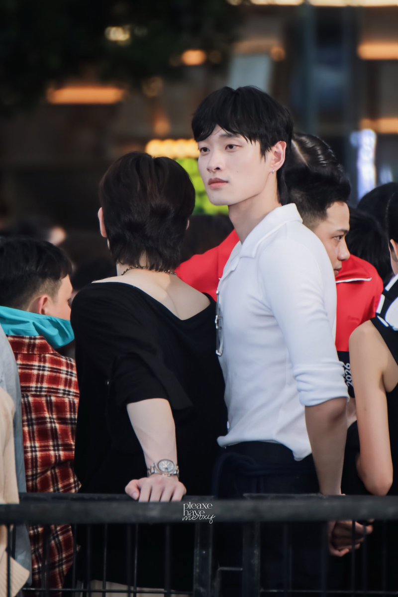 pleaxehavemerxy's tweet photo. ได้เวลารีวิว #BossTong 🍀💚🍡
ฉบับดูด้วยตาเนื้อ หลังไปเจอมา 3ครั้งถ้วน
ยาวหน่อย แต่อยากรีวิว จากที่คิดว่าแค่จะลองชิม ตอนนี้ปักหลักเพราะมวลของสองคนจริงๆ
───
🍀สังเกตเห็นตั้งแต่ครั้งแรกที่ไปเจอว่า เมื่อไหร่ที่เป็นพี่ตงน้ำเสียง วิธีพูด หรือการกระทำของบอสจะซอฟต์ลงเกินครึ่ง กลายเป็นพวกSoft spokenขึ้นมาทันที บอสไม่ตะโกน ไม่รีบ ไม่กระโชกโฮกฮาก จะค่อยๆพูดกับพี่ เวลาจะให้พี่เดินจะใช้วิธีแตะเอา ไม่ลากไม่ดึง ค่อนข้างเซอร์ไพรส์เพราะติดภาพจากในทวิตในไลฟ์นึกว่าจะเป็นพวกเล่นแรงๆ เอเนอร์จี้เยอะๆ แต่นิ่งและโตกว่าที่คิดมาก ในเน็ตอาจจะดูปากดี(ชม) แต่กับพี่เสียงอ่อนลงเกินครึ่งนี่เรื่องจริง

🍡 พี่ตงเป็นคนอ่อนไหวง่ายพอเป็นเรื่องแฟนคลับจะร้องไห้ง่ายมาก พี่เป็นคนช้าๆหน่อย ไม่ทันมุกเท่าไหร่ อธิบายเห็นภาพคือเหมือนแมวขี้เซาตัวขาวๆ ใครจับวางแหมะตรงไหนก็จะจุ้มปุ้กอยู่ตรงนั้น แต่ก็ดูพยายามจะเพิ่มเอเนอร์จี้ให้ทันน้องนะ อาจจะด้วยคิดว่าตัวเองเป็นพี่เลยต้องคอยซัพพอร์ตน้อง แต่อีกมุมก็ดูแล้วรู้สึกว่าเค้าแน่ใจว่าบอสจะคอยอยู่ข้างๆ แบบCan always rely on ได้เสมอเลย

💚 สองคนติดPhysical touch มากกกๆๆๆ เดี๋ยวจับ เดี๋ยวแตะ กอด พิงอก อะไรไม่รู้มือไม้พันกันตลอดเวลา คนนอกมองเลยดูเหมือนClingly แต่เชื่อเถอะ ไปเห็นเองมาแล้วว่าทุกอย่างเป็นธรรมชาติจนแปลกใจเลย บางทีคนพี่ก็ไม่น่าจะรู้ตัวด้วยซ้ำว่าเผลอเอนหลังพิงน้อง น้องก็ขยับมายืนเป็นหลักให้อัตโนมัติ สาเหตุน่าจะมาจากทั้งน้องที่ค่อนข้างใจเย็นกับพี่ และพี่ที่เชื่อใจน้องมากๆ เลยแสดงออกเป็นGestureเล็กๆที่อาจจะไม่รู้ตัว อย่างการเอนตัวไปซบบอสบ่อย ๆ แล้วบอสก็จะอยู่ตรงนั้นให้พี่ซบจริงๆสมกับที่พี่เขาเชื่อใจ

สรุปคือค่อนข้างคอนทราสต์แต่ลงตัวมาก ไม่นับเรื่องSize differenceที่กินขาด ใครชอบเมะหมาเด็กแบบเอเนอร์จี้เยอะๆแต่ค่อนข้างเป็นผู้ใหญ่และใจเย็นเวลาอยู่กับเคะแมวขาวขี้เซาเดินช้าๆน่าจะชอบเลยหล่ะ🍀💚🍡