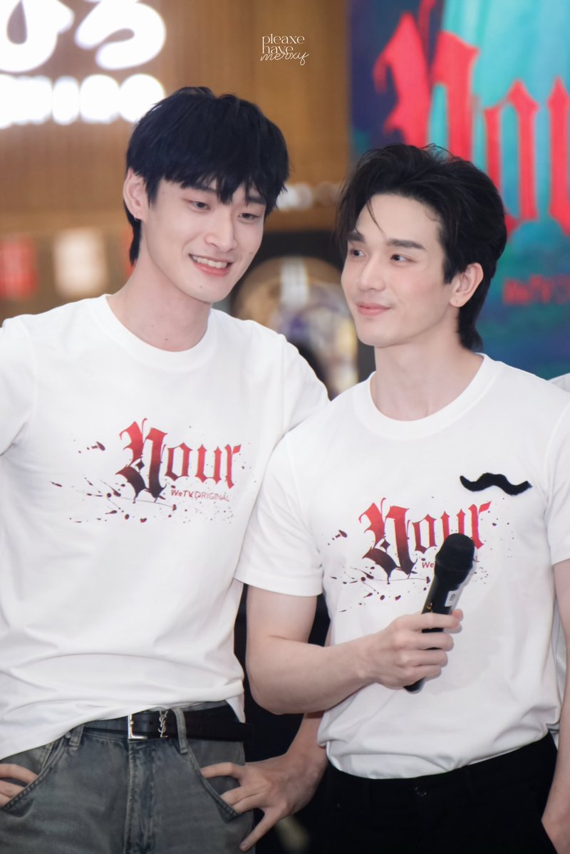 pleaxehavemerxy's tweet photo. ได้เวลารีวิว #BossTong 🍀💚🍡
ฉบับดูด้วยตาเนื้อ หลังไปเจอมา 3ครั้งถ้วน
ยาวหน่อย แต่อยากรีวิว จากที่คิดว่าแค่จะลองชิม ตอนนี้ปักหลักเพราะมวลของสองคนจริงๆ
───
🍀สังเกตเห็นตั้งแต่ครั้งแรกที่ไปเจอว่า เมื่อไหร่ที่เป็นพี่ตงน้ำเสียง วิธีพูด หรือการกระทำของบอสจะซอฟต์ลงเกินครึ่ง กลายเป็นพวกSoft spokenขึ้นมาทันที บอสไม่ตะโกน ไม่รีบ ไม่กระโชกโฮกฮาก จะค่อยๆพูดกับพี่ เวลาจะให้พี่เดินจะใช้วิธีแตะเอา ไม่ลากไม่ดึง ค่อนข้างเซอร์ไพรส์เพราะติดภาพจากในทวิตในไลฟ์นึกว่าจะเป็นพวกเล่นแรงๆ เอเนอร์จี้เยอะๆ แต่นิ่งและโตกว่าที่คิดมาก ในเน็ตอาจจะดูปากดี(ชม) แต่กับพี่เสียงอ่อนลงเกินครึ่งนี่เรื่องจริง

🍡 พี่ตงเป็นคนอ่อนไหวง่ายพอเป็นเรื่องแฟนคลับจะร้องไห้ง่ายมาก พี่เป็นคนช้าๆหน่อย ไม่ทันมุกเท่าไหร่ อธิบายเห็นภาพคือเหมือนแมวขี้เซาตัวขาวๆ ใครจับวางแหมะตรงไหนก็จะจุ้มปุ้กอยู่ตรงนั้น แต่ก็ดูพยายามจะเพิ่มเอเนอร์จี้ให้ทันน้องนะ อาจจะด้วยคิดว่าตัวเองเป็นพี่เลยต้องคอยซัพพอร์ตน้อง แต่อีกมุมก็ดูแล้วรู้สึกว่าเค้าแน่ใจว่าบอสจะคอยอยู่ข้างๆ แบบCan always rely on ได้เสมอเลย

💚 สองคนติดPhysical touch มากกกๆๆๆ เดี๋ยวจับ เดี๋ยวแตะ กอด พิงอก อะไรไม่รู้มือไม้พันกันตลอดเวลา คนนอกมองเลยดูเหมือนClingly แต่เชื่อเถอะ ไปเห็นเองมาแล้วว่าทุกอย่างเป็นธรรมชาติจนแปลกใจเลย บางทีคนพี่ก็ไม่น่าจะรู้ตัวด้วยซ้ำว่าเผลอเอนหลังพิงน้อง น้องก็ขยับมายืนเป็นหลักให้อัตโนมัติ สาเหตุน่าจะมาจากทั้งน้องที่ค่อนข้างใจเย็นกับพี่ และพี่ที่เชื่อใจน้องมากๆ เลยแสดงออกเป็นGestureเล็กๆที่อาจจะไม่รู้ตัว อย่างการเอนตัวไปซบบอสบ่อย ๆ แล้วบอสก็จะอยู่ตรงนั้นให้พี่ซบจริงๆสมกับที่พี่เขาเชื่อใจ

สรุปคือค่อนข้างคอนทราสต์แต่ลงตัวมาก ไม่นับเรื่องSize differenceที่กินขาด ใครชอบเมะหมาเด็กแบบเอเนอร์จี้เยอะๆแต่ค่อนข้างเป็นผู้ใหญ่และใจเย็นเวลาอยู่กับเคะแมวขาวขี้เซาเดินช้าๆน่าจะชอบเลยหล่ะ🍀💚🍡