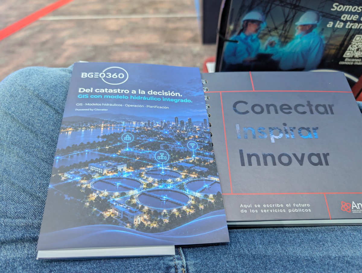papadeja's tweet photo. Lo mejor de las convenciones no son las charlas perse, son las bolsas de tela para el mercado que te regalan... #andesco #colombia #Innovación https://t.co/azg12wVEOP
