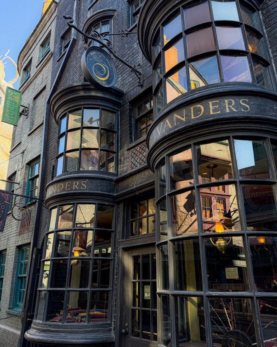 UniversalORL's tweet photo. There’s no place more magical to shop than Diagon Alley. https://t.co/uHCzudR8w5