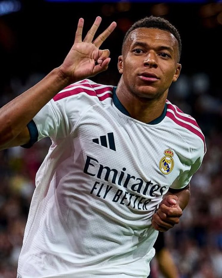 theMadridZone's tweet photo. 🚨 Roberto Carlos: “Ballon d’Or? Kylian Mbappé.” https://t.co/Kzpcn4slKV