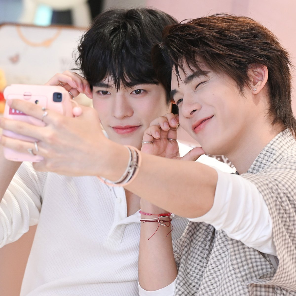 RavipaJewelry's tweet photo. ดีใจที่ได้เจอวาวาทุกคนใน #RAVIPAxTeeTeePor Exclusive LIVE นะคะ 🐶🐻‍❄️ ใครรอชม moment น่ารักๆ ของคุณตี๋ตี๋-คุณป๋อ อยู่บ้างคะ เราพาความสดใสมาแจกทุกคนแล้ว 🥰

RAVIPA ขอขอบคุณ คุณตี๋ตี๋-คุณป๋อ ที่มาร่วมสร้างความประทับใจและส่งต่อรอยยิ้มให้ทุกคนนะคะ เราดีใจมากๆที่ได้รับการซับพอร์ตจากคุณตี๋ตี๋-คุณป๋อ และขอเป็นพื้นที่แห่งความสุขให้ทุกคนได้มาเติมความพิเศษในทุกๆวันนะคะ ☀️🌙

ใครมีภาพน่ารักๆ อย่าลืมมาแชร์ความทรงจำดีๆด้วยกันที่ #RAVIPAxTeeTeePor นะคะ✨

โมเมนต์ไหนที่วาวาทุกคนชอบมากที่สุด มาแชร์กันน้า🌟
.
🛒 ช้อปออนไลน์ (worldwide shipping) 
☆ https://t.co/x4Nzui6wq8 หรือคลิก https://t.co/BrNC1WquuJ
.
📌สอบถามข้อมูลเพิ่มเติมได้ที่
☆ Inbox คลิก https://t.co/CQkgOp5BLf
☆ LINE: @ravipajewelry (มี @ ด้านหน้า) หรือคลิก https://t.co/PUnrdUdBRG
.
Copyright © 2026 RAVIPA
All rights reserved.
.
#RAVIPA #ravipajewelry #RAVIPAFlagshipStore #ravipaxteeteepor #teeteepor #teetee #por #ตี๋ตี๋ป๋อ