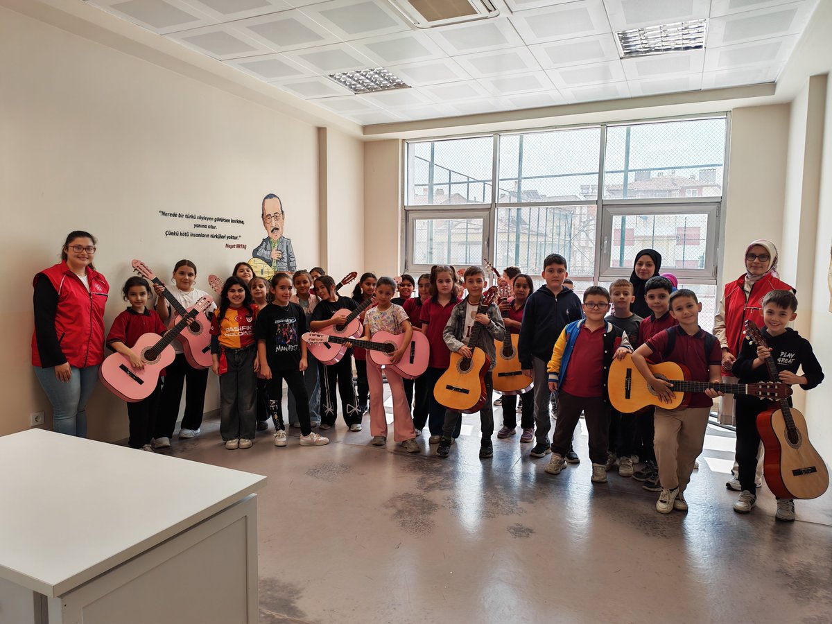 GSB_SandikliGM's tweet photo. 🎒🏫 Okullar Merkezimde Projesi kapsamında 75.Yıl İlkokulu 4/A sınıfı öğrencilerini merkezimizde misafir ettik. 😊

Gençlik Merkezimizi tanıttık, atölyelerimizde birbirinden keyifli etkinliklerle dolu bir gün geçirdik. 🎨🎶⛹️

#OkullarMerkezimde https://t.co/e13fjgGti8