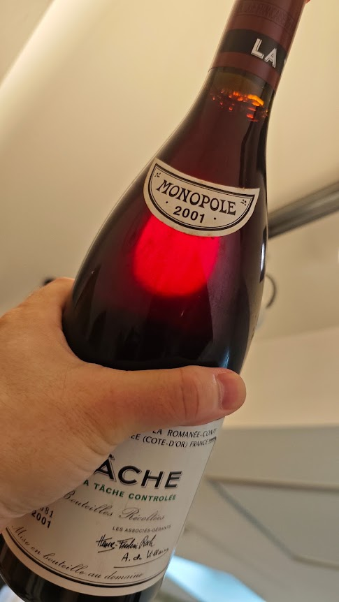Platinumwine1's tweet photo. 2001年 DRC ラ・ターシュが入荷しました。 輸入元は、日本航空グループの商社として長くワインを輸入してきたJALUX。液面はハイ・フィルでパーフェクトなコンディションです。収穫から25年を迎えた1本を、現物写真とともにご紹介します。 #DRC #ラターシュ #ブルゴーニュ https://t.co/AU3eS8KueP https://t.co/qUJ9U8v7R7