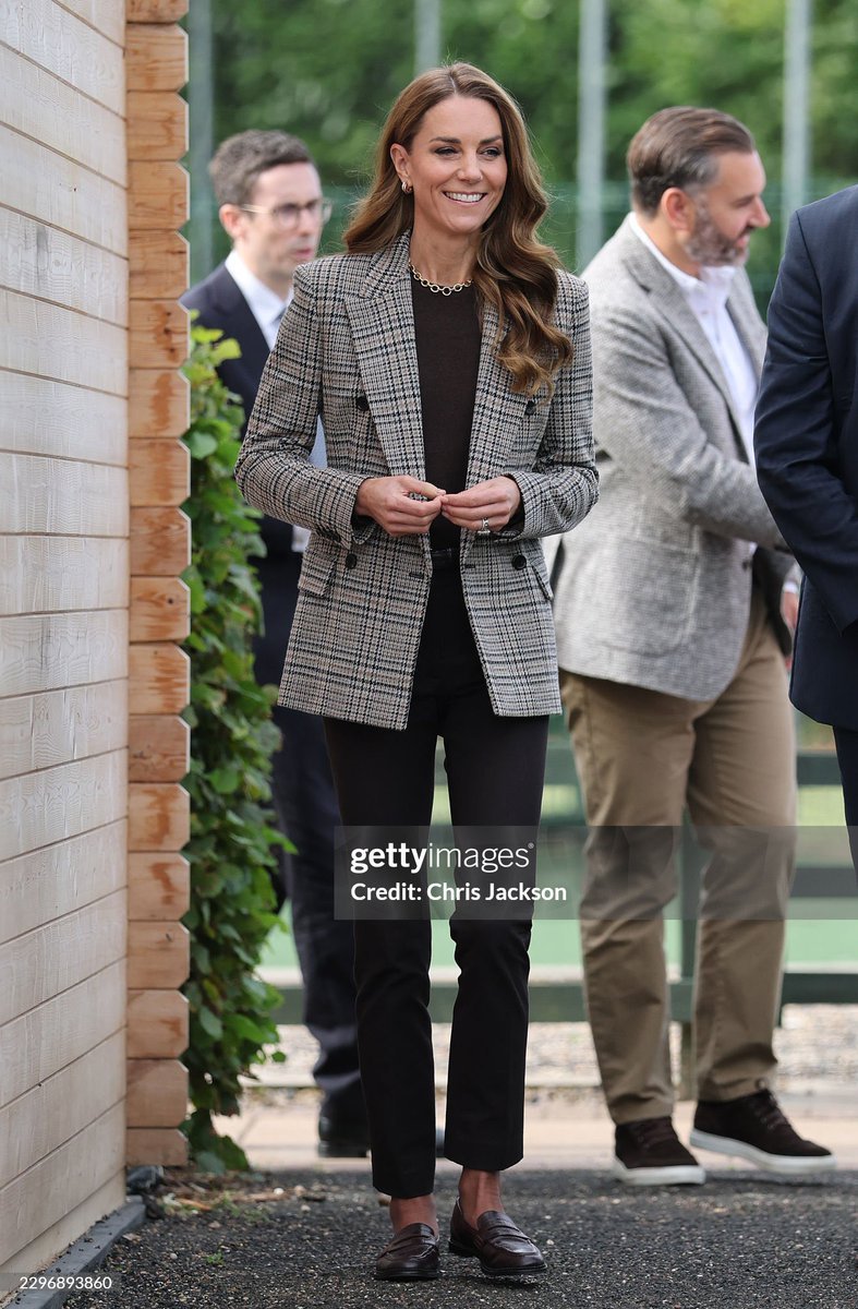 Canellelabelle's tweet photo. Oh she can wear brown and make it look so chic too🤩
   The Princess of Wales has visited addiction support charity The Forward Trust, in Southend today to mark this year’s Addiction Awareness Week, a cause close to her heart❤️
#PrincessofWales https://t.co/l2mevmZRxc
