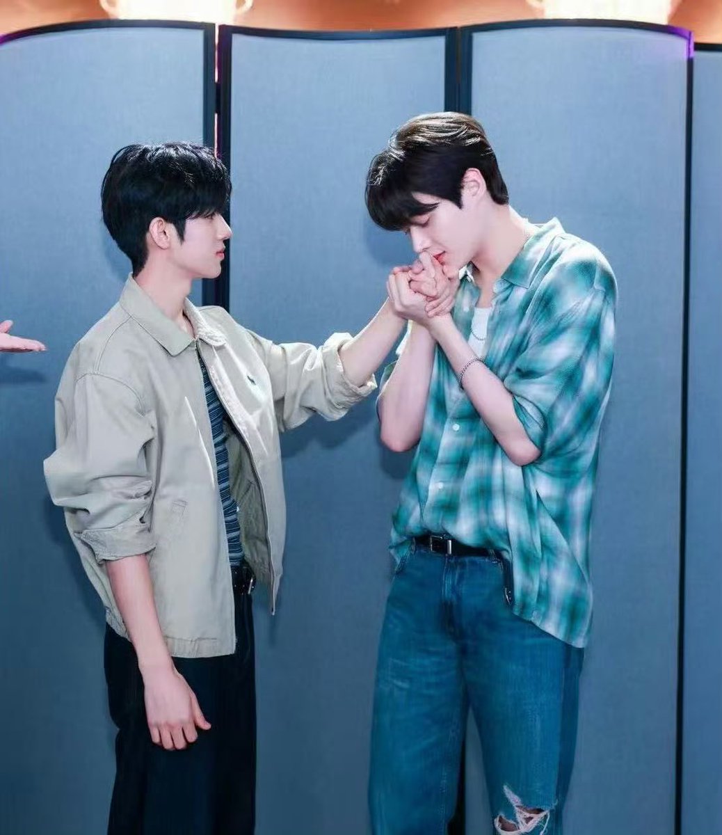 oriioree's tweet photo. 이정도로 1차떡밥 많은 씨피 보신분 일단 나는 못봄.. https://t.co/wwYKCxh3YG