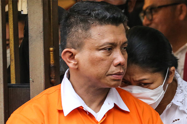 LambeSahamjja's tweet photo. ditjenpas jabar bilang ferdy sambo gak terindikasi nikmatin fasilitas mewah di lapas cibinong: 
- dia bilang tim udah dalemin 
- tapi hasilnya belum ngarah ke penggunaan fasilitas istimewa buat sambo
- sambo masih nempatin kamar di dalam blok lapas 
- sama kaya warga binaan lain gak ada kamar khusus