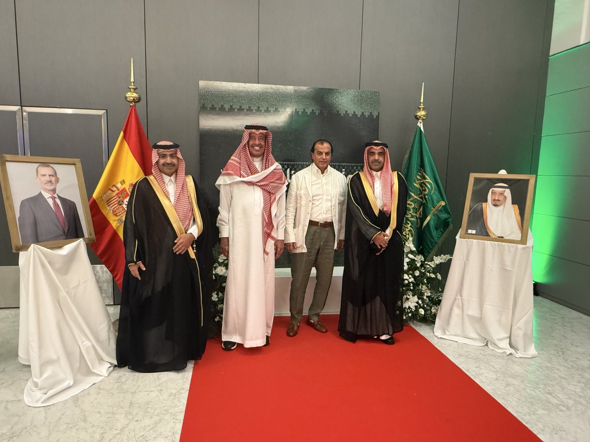 khaledalshathry's tweet photo. تشرفت هذا اليوم بحضور احتفال القنصليه السعوديه في ملقا بمعية اخي الغالي عدنان الفدا " تحيه وتقدير لسعادة القنصل تركي السلوم واعضاء القنصليه الكرام على حسن الاستقبال " مأجمل ان تعيش فرحة الوطن "🇸🇦🇸🇦🇸🇦🇸🇦 https://t.co/3ALIyM1P02