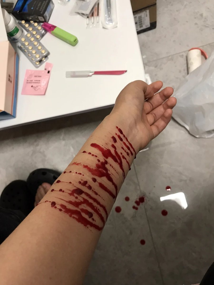 cyuhss's tweet photo. #shtwt #beanstwt #slitwt 
特效化妆 https://t.co/R9NkeCVHqO