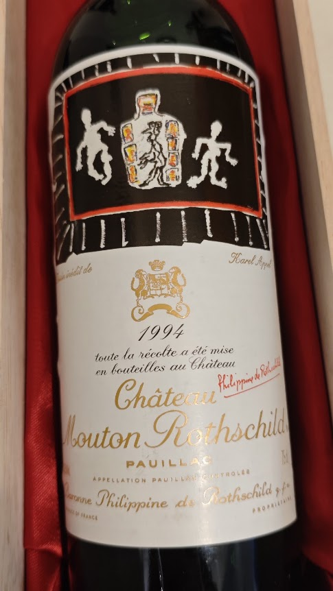 Platinumwine1's tweet photo. 1994年 シャトー・ムートン・ロートシルトが入荷しました。 この年のラベルは、オランダを代表する現代美術家カレル・アペルの作品。キャップシール、コルク、液面、ラベル、すべて完璧なコンディションです。 #ムートン #ボルドー #ヴィンテージワイン https://t.co/FIHHHLuDml https://t.co/Sa0EyRqAK2
