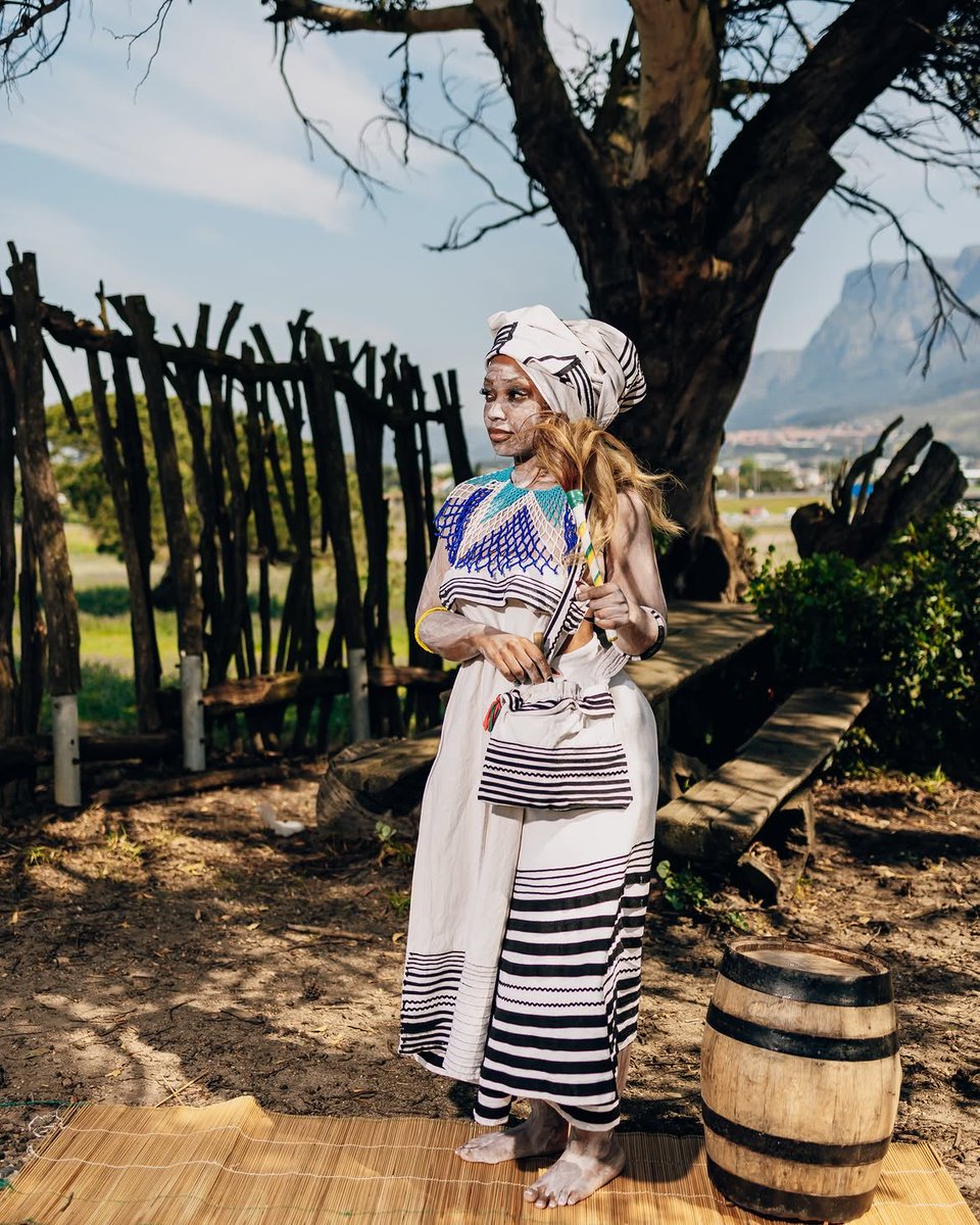 irene_tlou's tweet photo. Vuyokazi Nciweni stuns in a beautiful Xhosa attire in celebration of heritage day 🇿🇦🛖 https://t.co/WWce0Kunx9