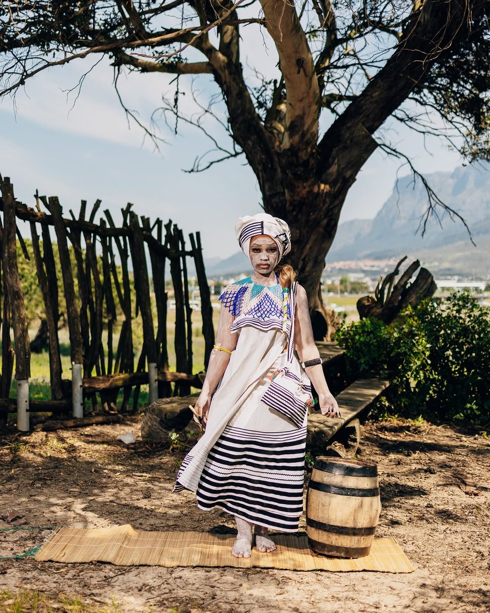 irene_tlou's tweet photo. Vuyokazi Nciweni stuns in a beautiful Xhosa attire in celebration of heritage day 🇿🇦🛖 https://t.co/WWce0Kunx9