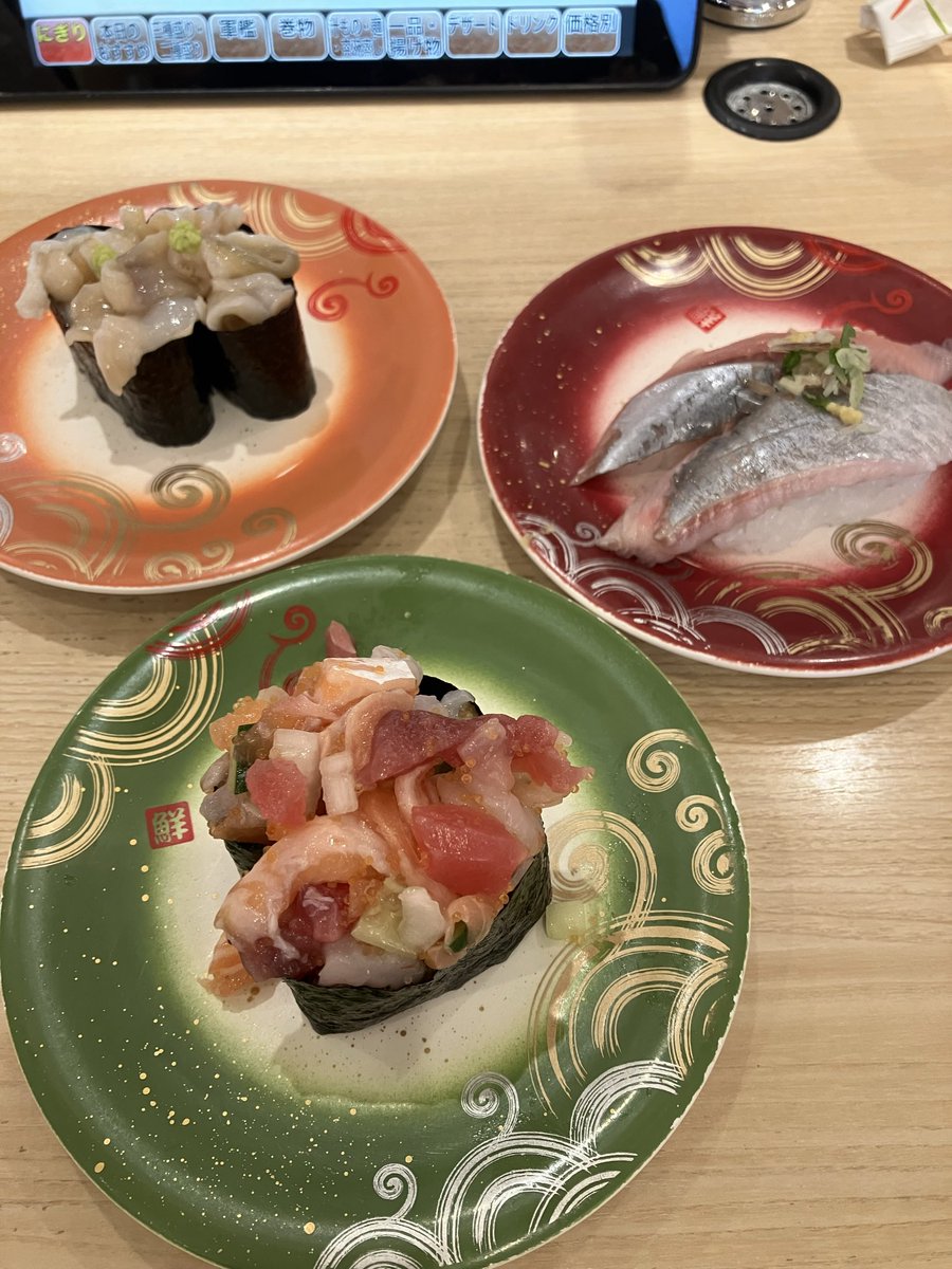DicerK2's tweet photo. トリトンより美味い回転寿司もあるにはあるけどホッキのひも(左上)と海鮮爆弾(下)はやみつきになります。おすすめです。 https://t.co/sii18op4Kd