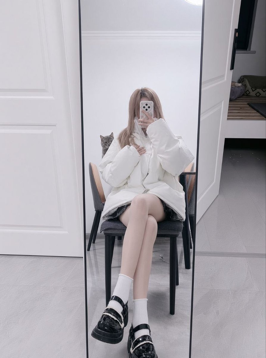 jenyferdrew2's tweet photo. 日常粉卫衣镜前自拍，粉外套白背心黑裤酒店卫生间全身照；电梯里格子裙掀到腰上露臀多毛，楼梯黑��大开摸穴自拍。 https://t.co/hR2IwWVnJB