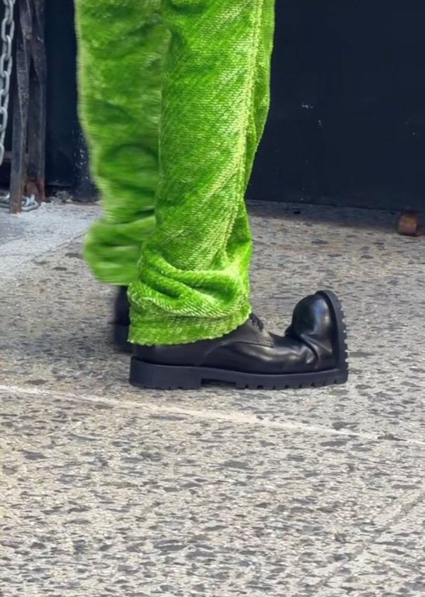 Thewrldbaby's tweet photo. Fashion sense? Or tr@sh https://t.co/K4rgBqX5HS