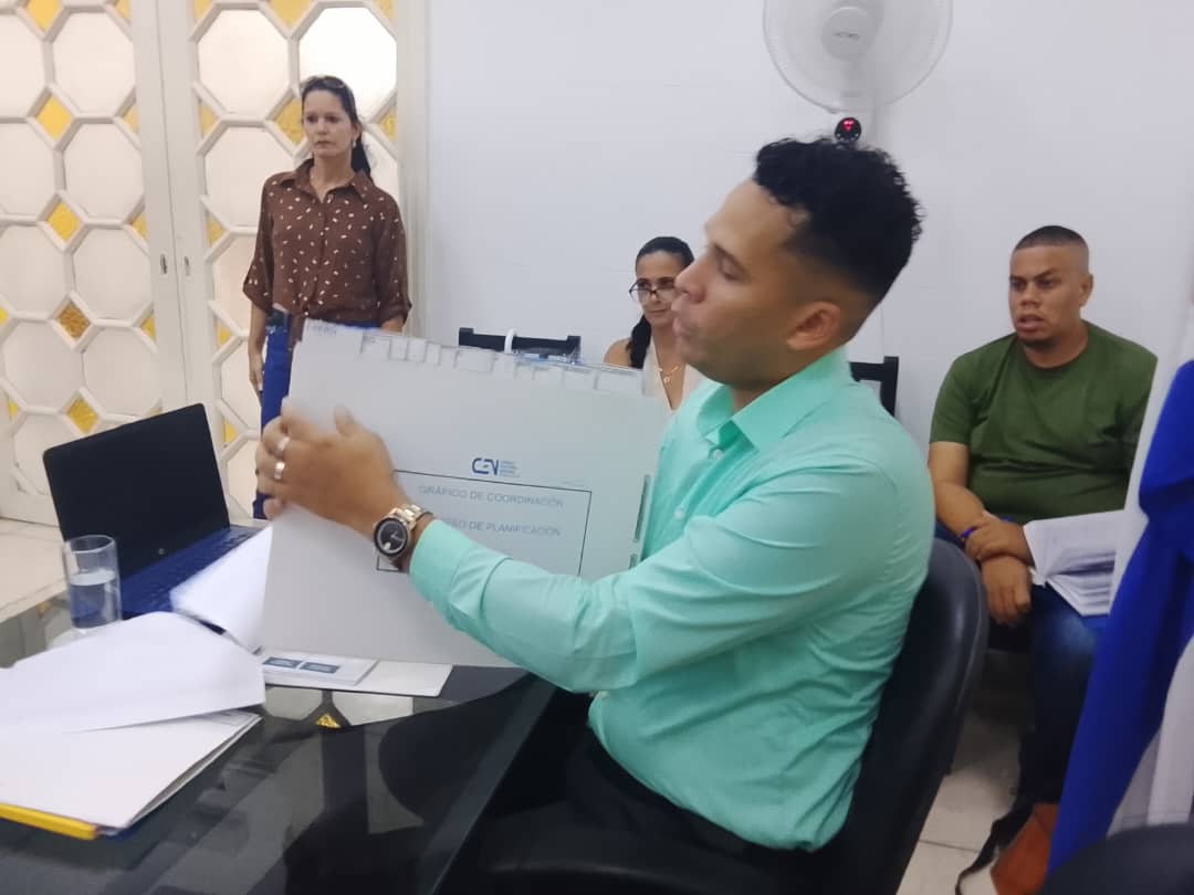 dupuy_maidelys's tweet photo. 🔷En desarrollo reunión del Consejo Electoral Provincial de #LaHabanaDeTodos. Presenta Adalberto Bausac Reyes Director Nacional de Planificación, los temas relacionados con la Planificación del 2027. #CENCuba ❤️🇨🇺🇨🇺🇨🇺 https://t.co/Vzsn7oUJy7