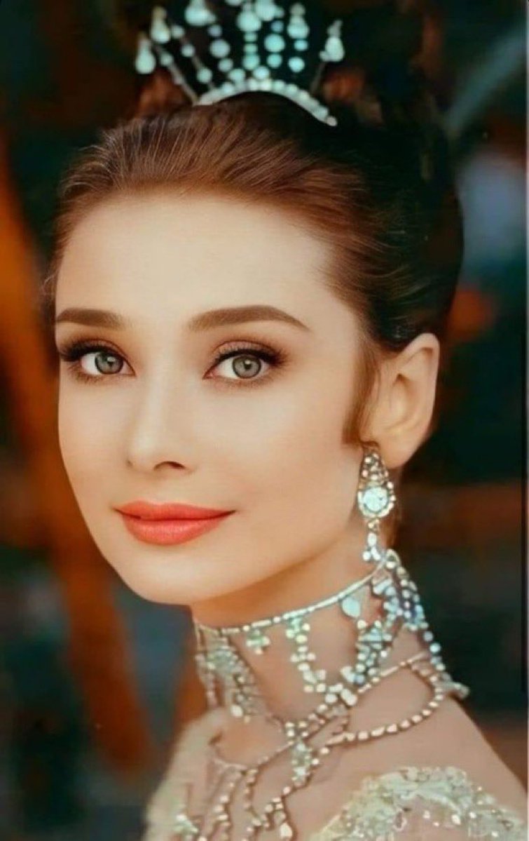 feelgoodtale's tweet photo. "When asked to reveal her beauty secrets, actress Audrey Hepburn wrote this poem, which was read at her funeral: "To have attractive lips, say kind words. To have beautiful eyes, look at what people have beautiful in them. To stay thin, share the meal with those who are hungry. To have beautiful hair, let a child run his hand through your hair every day. To have a good expectation, to go knowing that you are never alone, but together with those who love you and have loved you. People, even more than objects, must be repaired, pampered, revived, reclaimed and saved: never reject anyone. Think about it: If you ever need a helping hand, you'll find one at the end of every arm. As you grow older, you will realize that you have two hands, one to help yourself, the other to help those who need it. A woman's beauty is not in the clothes she wears, her face or the way she does her hair. The beauty of a woman is seen in her eyes, because they are the open door to her heart, the source of her love. The beauty of a woman is not in her makeup, but in the true beauty of her soul. It is the tenderness it gives, the love, the passion it expresses. A woman's beauty develops with the years." She was born on May 4, 1929 (d. 1993)"