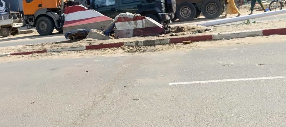 SadaTchad's tweet photo. حادث مروري في أنجمينا
شهد شارع أنغبو بالدائرة الثامنة صباح اليوم حادثًا بعد اصطدام عربة لنقل مياه الصرف الصحي بعمود كهرباء، قبل أن تصطدم بدراجة نارية متوقفة.
وبحسب شهود عيان كانت العربة تسير بشكل متذبذب قبل انحرافها عن الطريق، بينما لا تزال أسباب الحادث غير واضحة.
#أنجمينا #تشاد https://t.co/9BMSnvRNpt