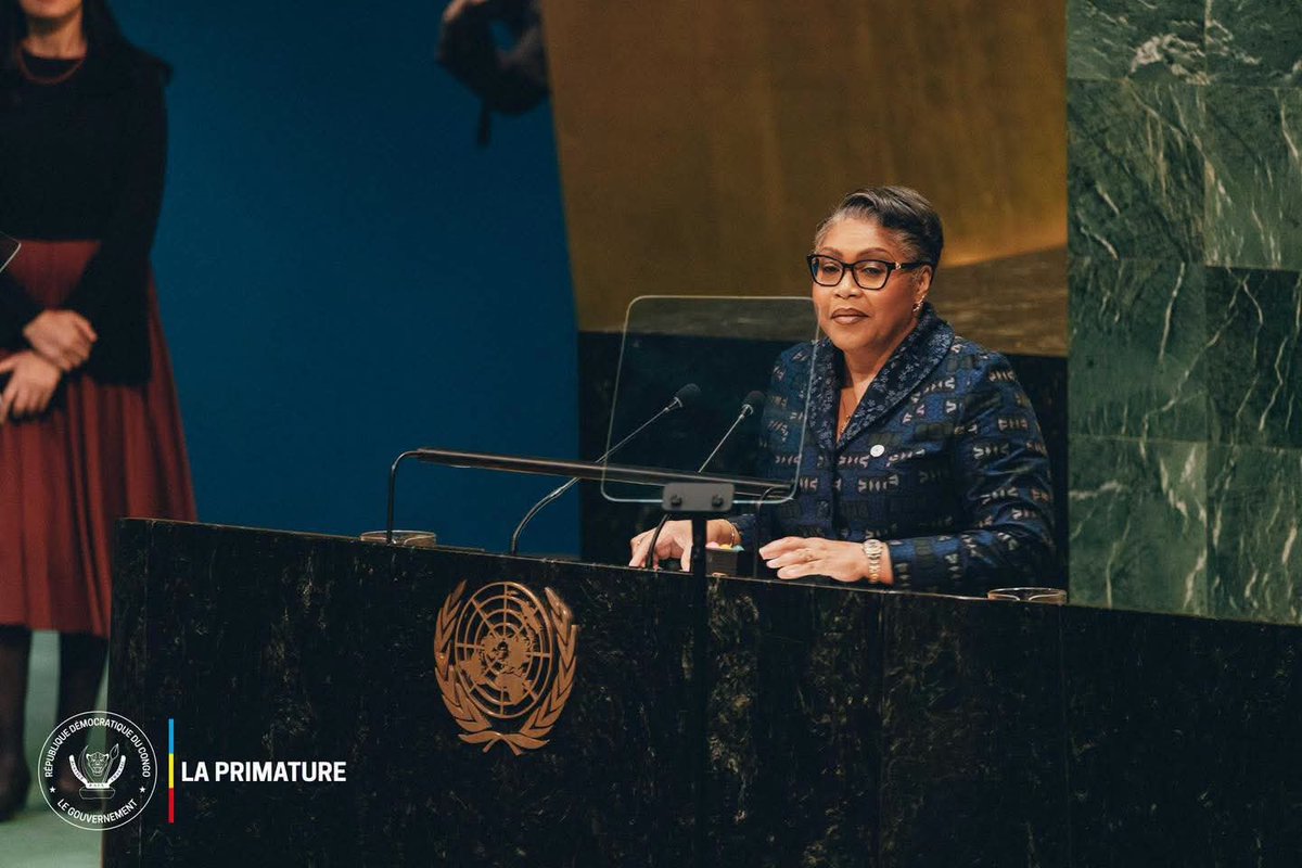 MinMinesRDC's tweet photo. #RDC_MINES | #UNGA81
Le Ministre des Mines, Son Excellence @LouisWKabamba, accompagne la Première Ministre, Cheffe du Gouvernement, Son Excellence @SuminwaJudith, à l’occasion de la participation de la République démocratique du Congo à la 81ᵉ session de l’Assemblée générale des Nations Unies.

À cette importante tribune internationale, la Première Ministre a abordé plusieurs enjeux majeurs pour la RDC, dont celui des minerais critiques.

Elle a rappelé que, « premier producteur mondial de cobalt et grande puissance du cuivre », la République démocratique du Congo se trouve au cœur de la transition énergétique, de l’électrification des transports, du stockage de l’énergie et de l’expansion des infrastructures numériques et de l’intelligence artificielle.

La Cheffe du Gouvernement a réaffirmé l’ambition de la RDC : « nous ne voulons plus être seulement le sous-sol de l’économie mondiale, nous entendons en devenir un atelier, un laboratoire et un partenaire souverain. »

Cette ambition passe notamment par la transformation du cobalt et du cuivre sur le territoire national, le développement des précurseurs de batteries et des composants industriels, la formation des ingénieurs, le soutien aux chercheurs et l’intégration des entreprises congolaises dans les chaînes de valeur mondiales.

La Première Ministre a également souligné la nécessité de poursuivre la modernisation de la gouvernance minière à travers la transparence, la traçabilité et la lutte contre la fraude, ainsi que la formalisation de l’exploitation artisanale.

Elle a enfin réaffirmé l’objectif de parvenir à « zéro enfant dans les mines » et proposé l’élaboration, sous l’égide des Nations Unies et en partenariat avec l’Union africaine, d’un cadre mondial pour les chaînes de valeur des minerais critiques, fondé sur la traçabilité, la responsabilité, la protection des travailleurs et des communautés et un partage plus équitable de la valeur ajoutée.

Cette orientation s’inscrit conformément à la vision de Son Excellence Monsieur Félix-Antoine TSHISEKEDI TSHILOMBO, Président de la République et Chef de l’État, visant à faire des ressources naturelles de la République démocratique du Congo un véritable levier de transformation économique et de développement national.