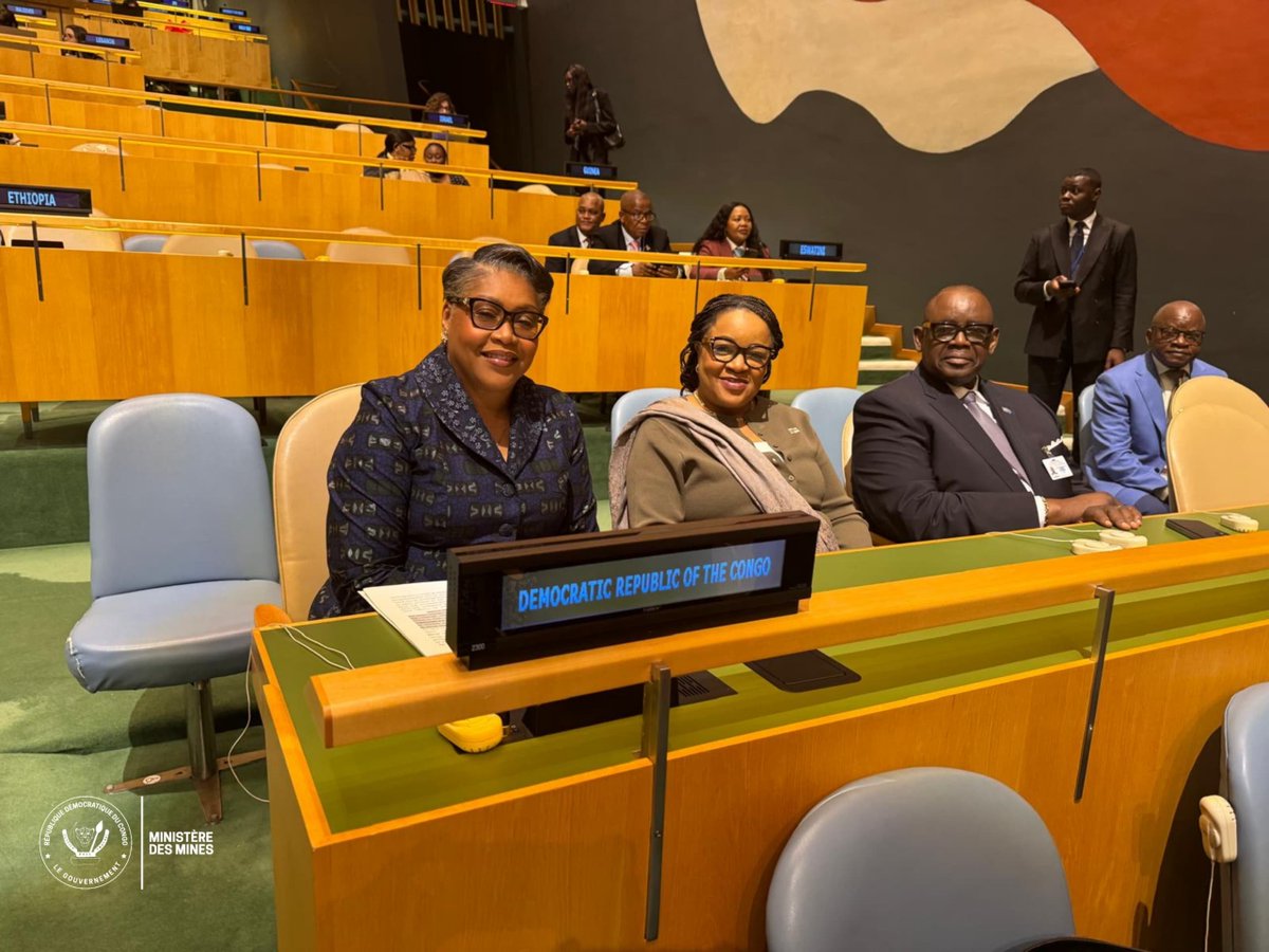 MinMinesRDC's tweet photo. #RDC_MINES | #UNGA81
Le Ministre des Mines, Son Excellence @LouisWKabamba, accompagne la Première Ministre, Cheffe du Gouvernement, Son Excellence @SuminwaJudith, à l’occasion de la participation de la République démocratique du Congo à la 81ᵉ session de l’Assemblée générale des Nations Unies.

À cette importante tribune internationale, la Première Ministre a abordé plusieurs enjeux majeurs pour la RDC, dont celui des minerais critiques.

Elle a rappelé que, « premier producteur mondial de cobalt et grande puissance du cuivre », la République démocratique du Congo se trouve au cœur de la transition énergétique, de l’électrification des transports, du stockage de l’énergie et de l’expansion des infrastructures numériques et de l’intelligence artificielle.

La Cheffe du Gouvernement a réaffirmé l’ambition de la RDC : « nous ne voulons plus être seulement le sous-sol de l’économie mondiale, nous entendons en devenir un atelier, un laboratoire et un partenaire souverain. »

Cette ambition passe notamment par la transformation du cobalt et du cuivre sur le territoire national, le développement des précurseurs de batteries et des composants industriels, la formation des ingénieurs, le soutien aux chercheurs et l’intégration des entreprises congolaises dans les chaînes de valeur mondiales.

La Première Ministre a également souligné la nécessité de poursuivre la modernisation de la gouvernance minière à travers la transparence, la traçabilité et la lutte contre la fraude, ainsi que la formalisation de l’exploitation artisanale.

Elle a enfin réaffirmé l’objectif de parvenir à « zéro enfant dans les mines » et proposé l’élaboration, sous l’égide des Nations Unies et en partenariat avec l’Union africaine, d’un cadre mondial pour les chaînes de valeur des minerais critiques, fondé sur la traçabilité, la responsabilité, la protection des travailleurs et des communautés et un partage plus équitable de la valeur ajoutée.

Cette orientation s’inscrit conformément à la vision de Son Excellence Monsieur Félix-Antoine TSHISEKEDI TSHILOMBO, Président de la République et Chef de l’État, visant à faire des ressources naturelles de la République démocratique du Congo un véritable levier de transformation économique et de développement national.