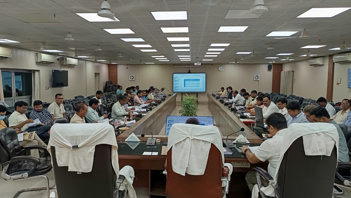 AmbedkarnagarDM's tweet photo. DLCC एवं DLRC की संयुक्त बैठक में वार्षिक ऋण योजना, CM Yuva, ODOP, MYSY, PM SVANidhi व KCC की प्रगति की समीक्षा की। बैंकों को CD Ratio में और सुधार लाने व लक्ष्यों की शत-प्रतिशत पूर्ति के निर्देश दिए। @UPGovt @InfoDeptUP https://t.co/mJB6IxrgOF