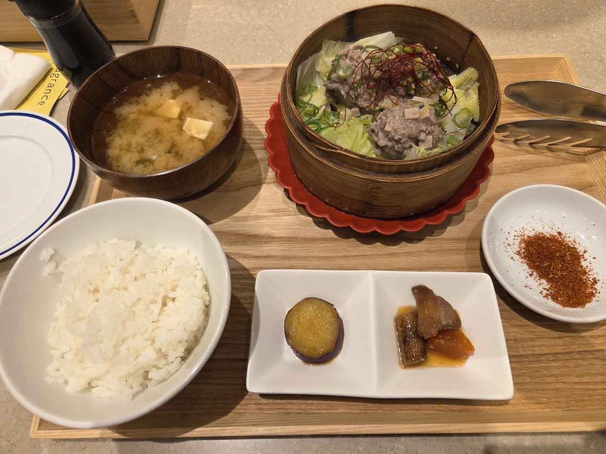 riruca's tweet photo. 先週の平日休み、親友を呼び出して梅田でランチ✨
ちゃんみな×ビフェスタのクレンジングオイルをもらうために初めてKITTE大阪行ったけど、いいお店多すぎて大興奮！！知らなかった、絶対またゆっくり行こ。
しっかり昼飲みして眠たくなって帰宅。フェルメール展のお土産が可愛い🥹 https://t.co/QGx6aVaWFB