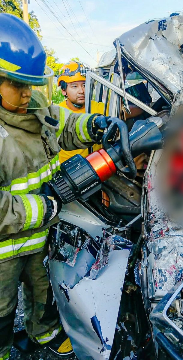 BomberosSV's tweet photo. 🚨 Con herramientas hidráulicas, nuestro personal realizó maniobras de extricación para liberar a una persona que quedó atrapada en la cabina de un microbús, tras colisionar contra una rastra en📍km 11 de la Carretera de Oro, a la altura del puente TICSA, sector de San Bartolo, Ilopango, San Salvador. La persona fue liberada y trasladada al centro asistencial.
Emergencias 📞9️⃣1️⃣3️⃣🚒💨