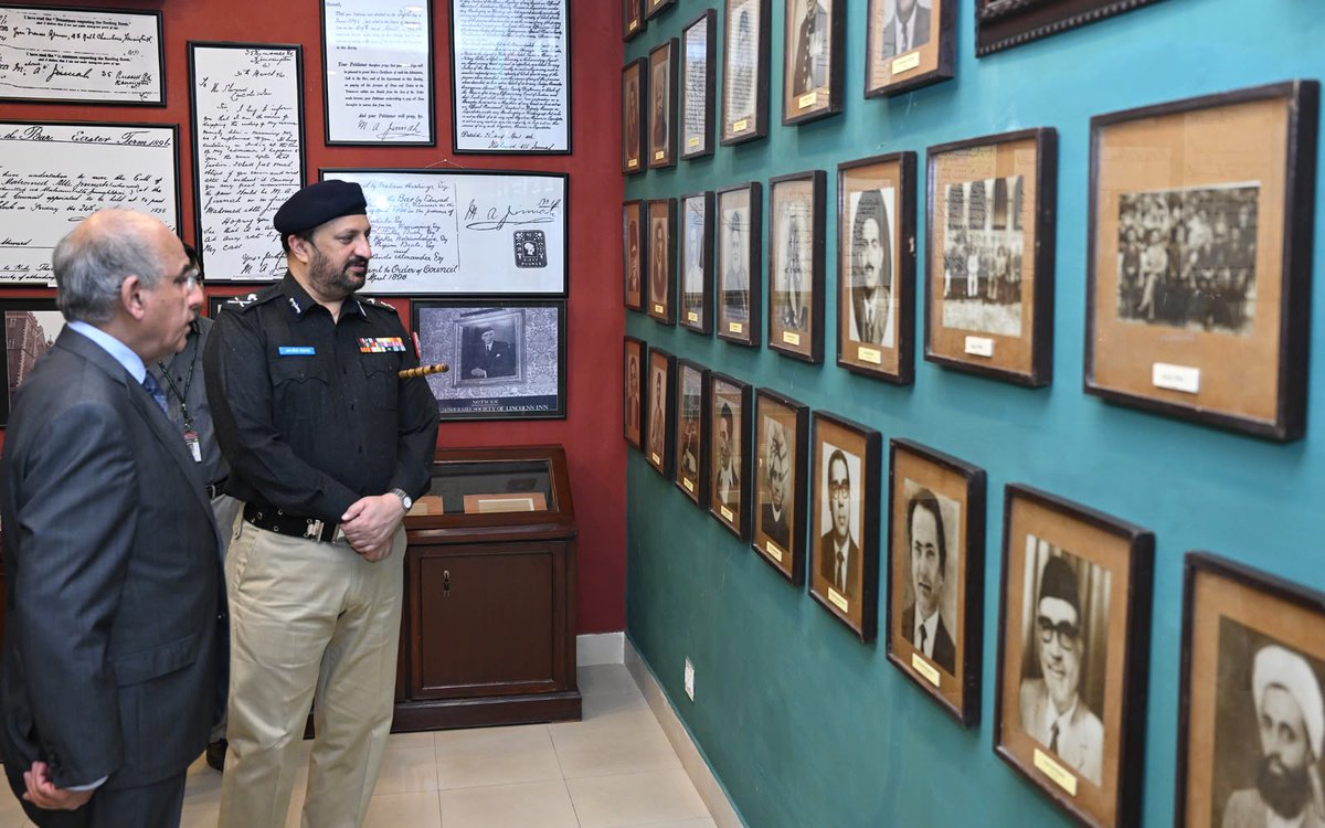 SindhPoliceDMC's tweet photo. آئی جی سندھ جاوید عالم اوڈھو کا سندھ مدرسۃ الاسلام یونیورسٹی کا دورہ، طلبہ سے ملاقات اور قائداعظم میوزیم کا دورہ۔ آئی جی سندھ نے نوجوانوں کو تعلیم، کردار سازی، قانون پسندی اور منشیات سے دور رہنے کی تلقین کی۔
#SindhPolice #IGPSindh #JavedAlamOdho #SMIU #YouthDevelopment https://t.co/fLAd7VAOxV