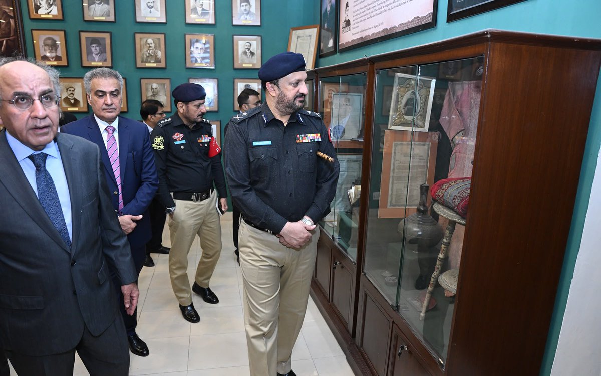 SindhPoliceDMC's tweet photo. آئی جی سندھ جاوید عالم اوڈھو کا سندھ مدرسۃ الاسلام یونیورسٹی کا دورہ، طلبہ سے ملاقات اور قائداعظم میوزیم کا دورہ۔ آئی جی سندھ نے نوجوانوں کو تعلیم، کردار سازی، قانون پسندی اور منشیات سے دور رہنے کی تلقین کی۔
#SindhPolice #IGPSindh #JavedAlamOdho #SMIU #YouthDevelopment https://t.co/fLAd7VAOxV