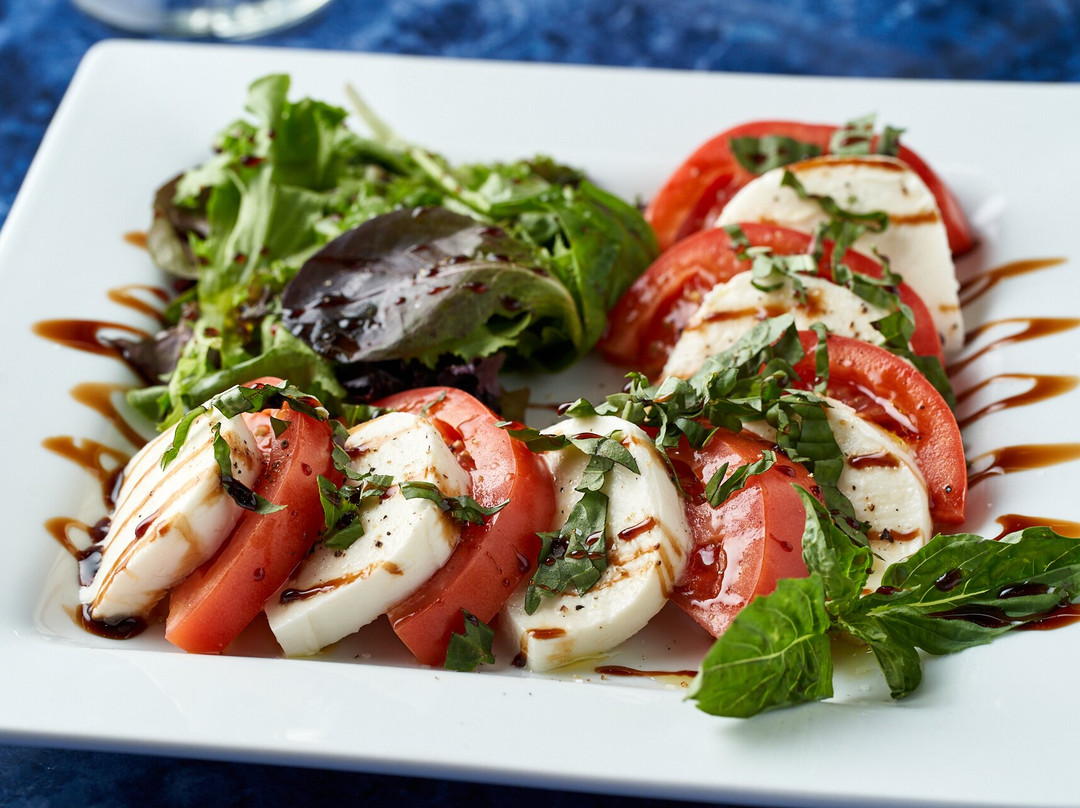 oscarjared77240's tweet photo. Got fresh cherry tomatoes, basil, and mozzarella for a quick caprese salad tonight! Simple, tasty, and ready in 10 mins https://t.co/CEuXhirLmi