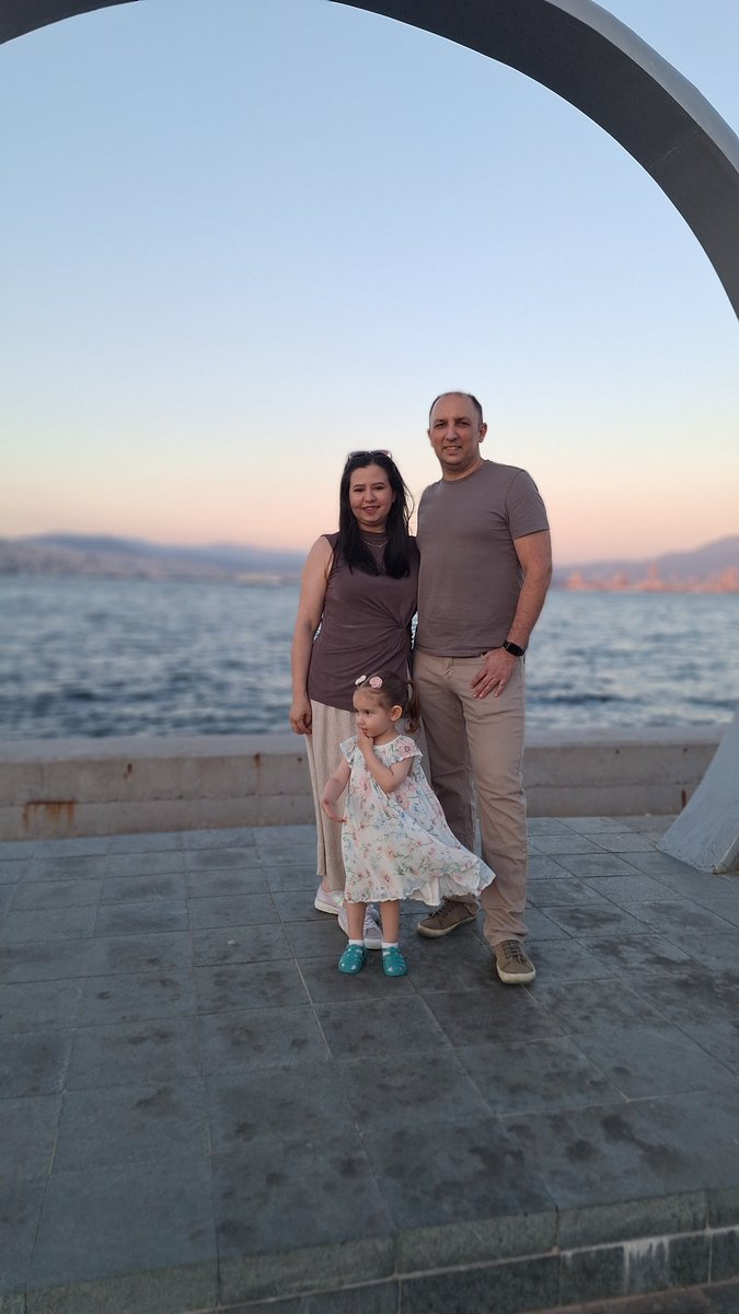 eesrasandal's tweet photo. Goreve basladigim gun hamile oldugumu ogrendim. Hamileligimi tek basima esimden 1300 km uzakta gecirdim. Kizim orda buyudu. 3 yil dayandik, simdi il emri yok. Bilsem en bastan istifa ederdim. #MebAileyiYOKsaydı @RTErdogan @EmineErdogan @nowhaber https://t.co/9TGGaRLUql