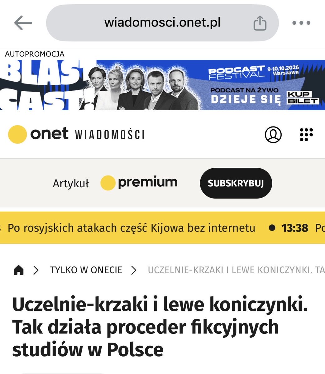 KamilMroczek4's tweet photo. Lewe uczelnie i „koniczynki”, czyli jak działa proceder fikcyjnych studiów w Polsce

Fałszywe zaświadczenia o studiowaniu i podrobione legitymacje studenckie nie są już pojedynczymi oszustwami z internetu. To powtarzalny schemat, który od lat pojawia się w śledztwach prokuratury, CBA i Straży Granicznej.

Na czym to polega?
Ktoś potrzebuje papieru: wizy, pobytu, lub zaświadczenia o pracy dla ZUS, to nie idzie na zajęcia, a kupuje dokument rzekomo wystawiony przez szkołę lub uczelnię z adresem w dużym mieście.

Na rynku krążą:
- zaświadczenia o przyjęciu na studia,
- o toku nauki,
- legitymacje studenckie („koniczynki”),
- czasem dyplomy i zaświadczenia o ukończeniu szkoły.

Dlaczego i dla kogo to się opłaca?
Dla kupującego - szybki status studenta.
Dla pośrednika - prowizja.
Dla organizatorów - pieniądze bez realnego kształcenia.

W sprawach opisanych przez media pojedynczy dokument kosztował od kilkuset do kilku tysięcy zł. Skala szła w setki i tysiące papierów.
Powtarzają się te same tropy:
- prywatne uczelnie z okolic Warszawy, https://t.co/XPsW1GnTOf. WSWMiR w Wołominie i powiązane struktury FUAW,
- Radosław Z. - w postępowaniach wskazywany jako osoba kierująca grupą wystawiającą fałszywe dokumenty i ułatwiającą wjazd do Polski,
- Collegium Humanum - fabryka fikcyjnych MBA i dyplomów,
- WSM w Legnicy - masowe zaświadczenia dla osób z Ukrainy, które tam nie studiowały,
- szkoły dla dorosłych wpisujące fikcyjnych uczniów pod dotacje.
Część spraw łączy nie tylko fałszerstwo dokumentów, ale też legalizację pobytu, pranie pieniędzy i sieć pośredników.

Fałszywa „koniczynka” otwiera drzwi, których nie powinno być: zniżki, etat, świadczenia. Pracodawca rzadko sprawdza, czy ktoś naprawdę studiuje. Dlatego proceder trwa mimo zawiadomień do służb. 

Czerwone flagi, które powtarzają się w doniesieniach: uczelnia prawie niewidoczna, a masowo „rekrutuje” obcokrajowców. Studia online, po których nikt nie wskaże sali ani egzaminu. Wpłata = papier.
Nie każda mała prywatna uczelnia to oszustwo, ale część rynku żyje ze sprzedaży dokumentu, nie z dydaktyki.

Dopóki papier jest cenniejszy niż obecność na zajęciach, znajdą się chętni, by go sprzedać - i chętni, by go kupić.

#LeweUczelnie #FikcyjneStudia #Koniczynka #RynekPracy #Polska #Śledztwo