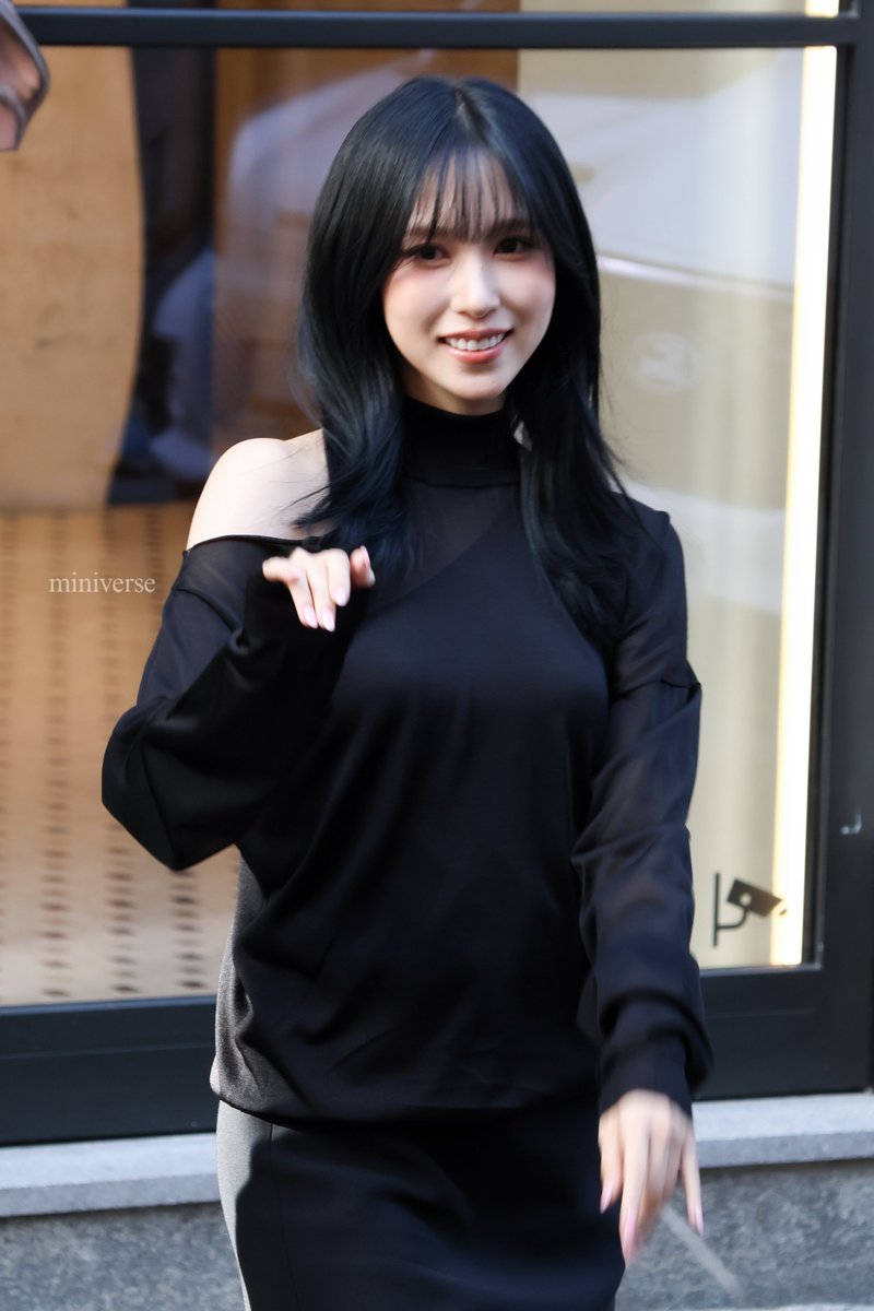 miniverse_once's tweet photo. 260923 FENDI

Mina in this outfit and hairstyle 💯

#TWICE #트와이스 #MINA #미나 #ミナ #Fendi #FendiSS27xMina #MilanFashionWeek https://t.co/PQmvCqHoiw