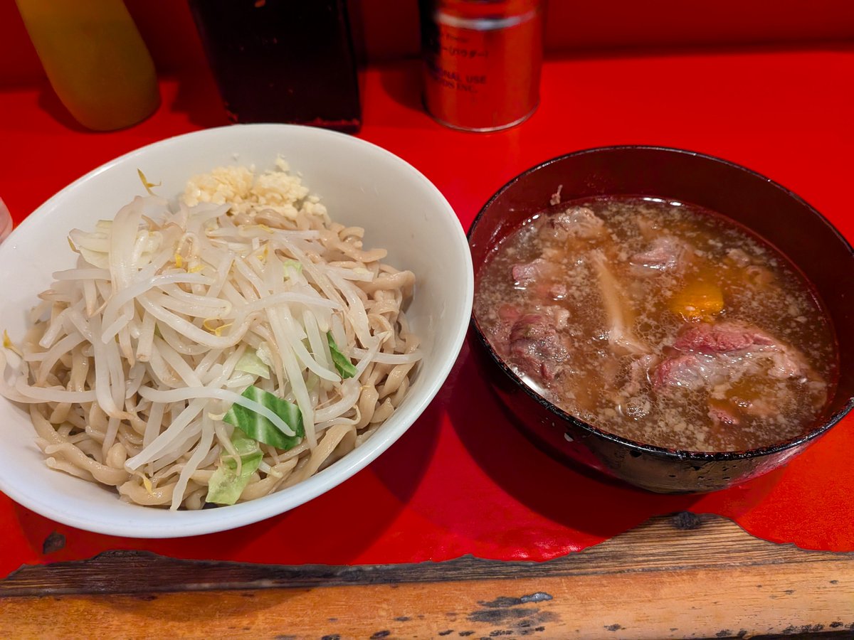 nuporume's tweet photo. 府中　ラーメン二郎府中店　小ラーメンつけ麺ヤサイ少なめニンニク

やっぱりつけ麺はしょっぱいのがうめー。甘いとか酸っぱいとかいらんのよ。
夏はちょっと冷やしが甘くて、少し歯ごたえが物足りない。 https://t.co/LSQmZujUMs
