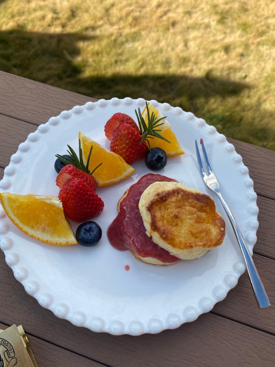 luisluca937965's tweet photo. [Nothing beats a cozy weekend brunch—fluffy pancakes topped with fresh berries and a side of iced latte hits all the right notes  #WeekendVibes]， https://t.co/4S4Ejx0CRL