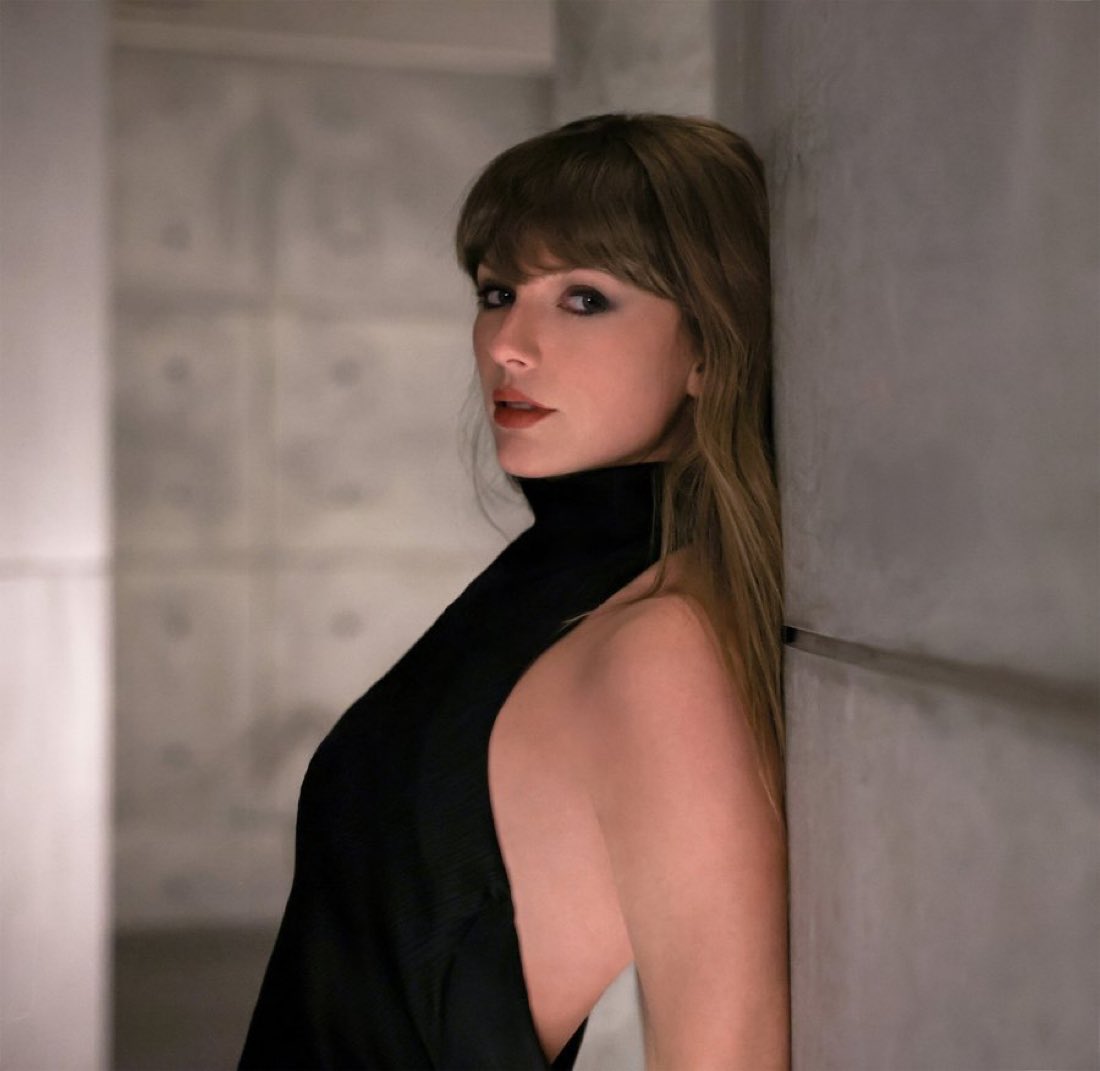 spotify_data's tweet photo. .@taylorswift13 returns to #1 on the Spotify global artist chart.

It’s her 887th day at #1, the most for any artist. https://t.co/cdCGNE6HRx