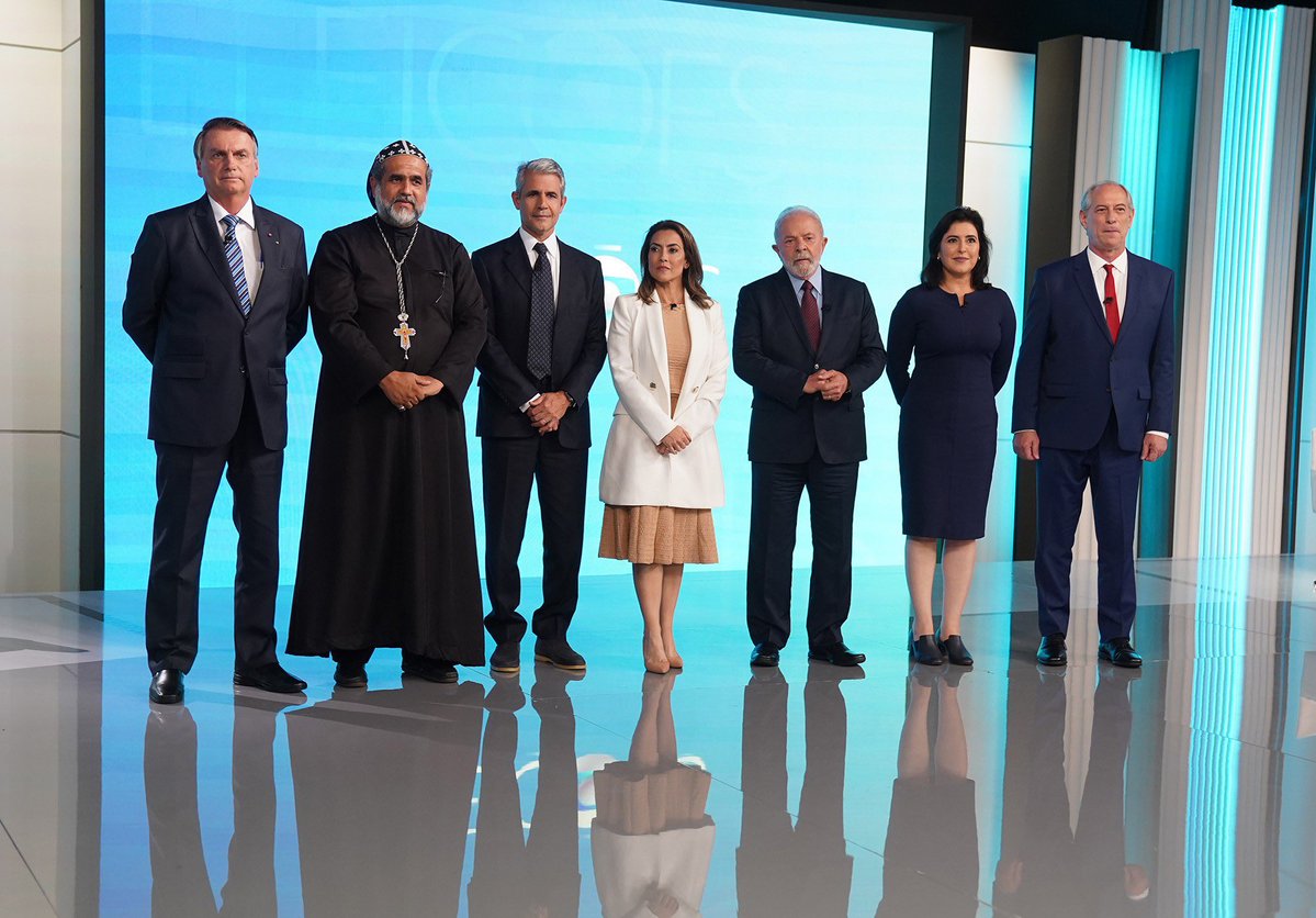 MBLivre's tweet photo. Esses foram os convidados da Globo para o debate presidencial de 2022.

7 candidatos.

SETE.

Em 2026, a Globo decidiu convidar apenas 4: Lula, Flávio Bolsonaro, Augusto Cury e Ronaldo Caiado. Renan Santos ficou de fora.

Na pesquisa Palver divulgada nesta semana, Renan aparece em terceiro lugar, com 11% das intenções de voto, à frente de Augusto Cury e Ronaldo Caiado. Mesmo assim, os dois estarão no debate e Renan, não.

Agora, fica a pergunta:

Por que, em uma eleição presidencial, deixar de fora um candidato que aparece à frente de dois dos convidados em uma pesquisa registrada no TSE? O que a Globo ganha com isso?