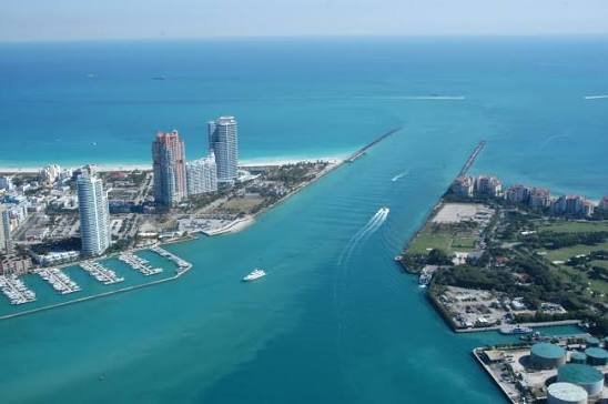 StockMKTNewz's tweet photo. Ken Griffin is running into opposition to his plans to build a personal heliport in Miami Beach

The leaders of 8 luxury condos lining Biscayne Bay are urging local officials to reject Griffin’s plan to land his helicopter at a marina he is building for his yachts near the city’s port - Bloomberg